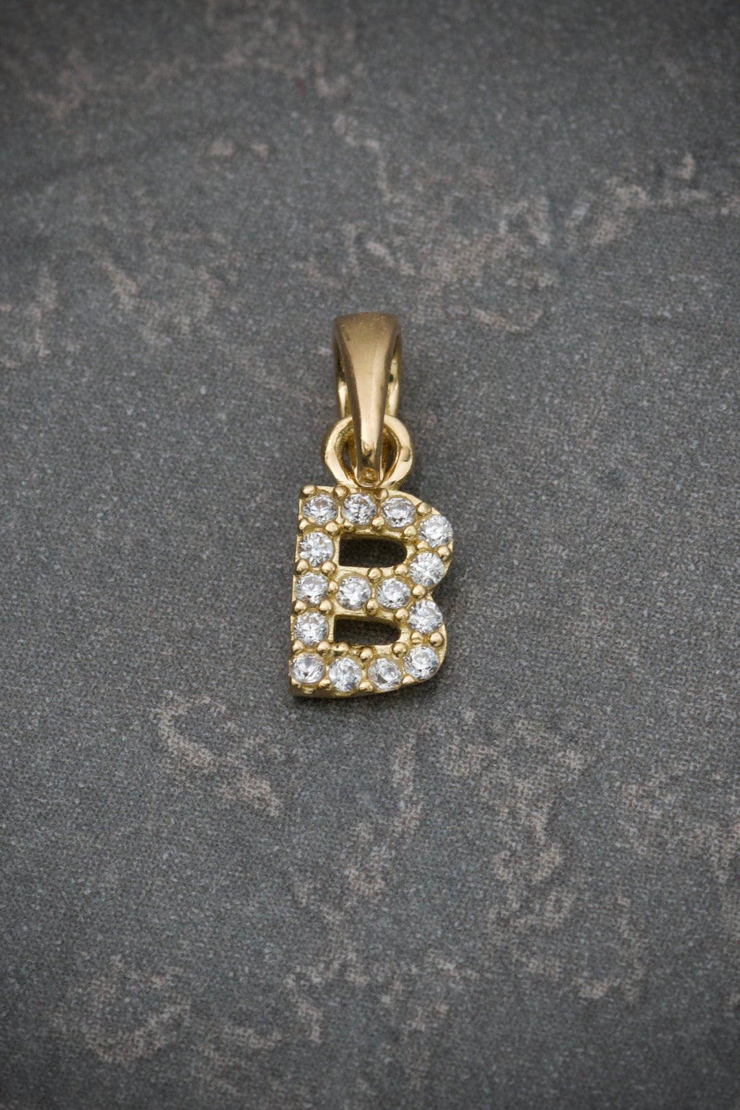 Dije de letra B con swarovski blanco 0.5gr / Largo 1.4cm — Oro Amarillo