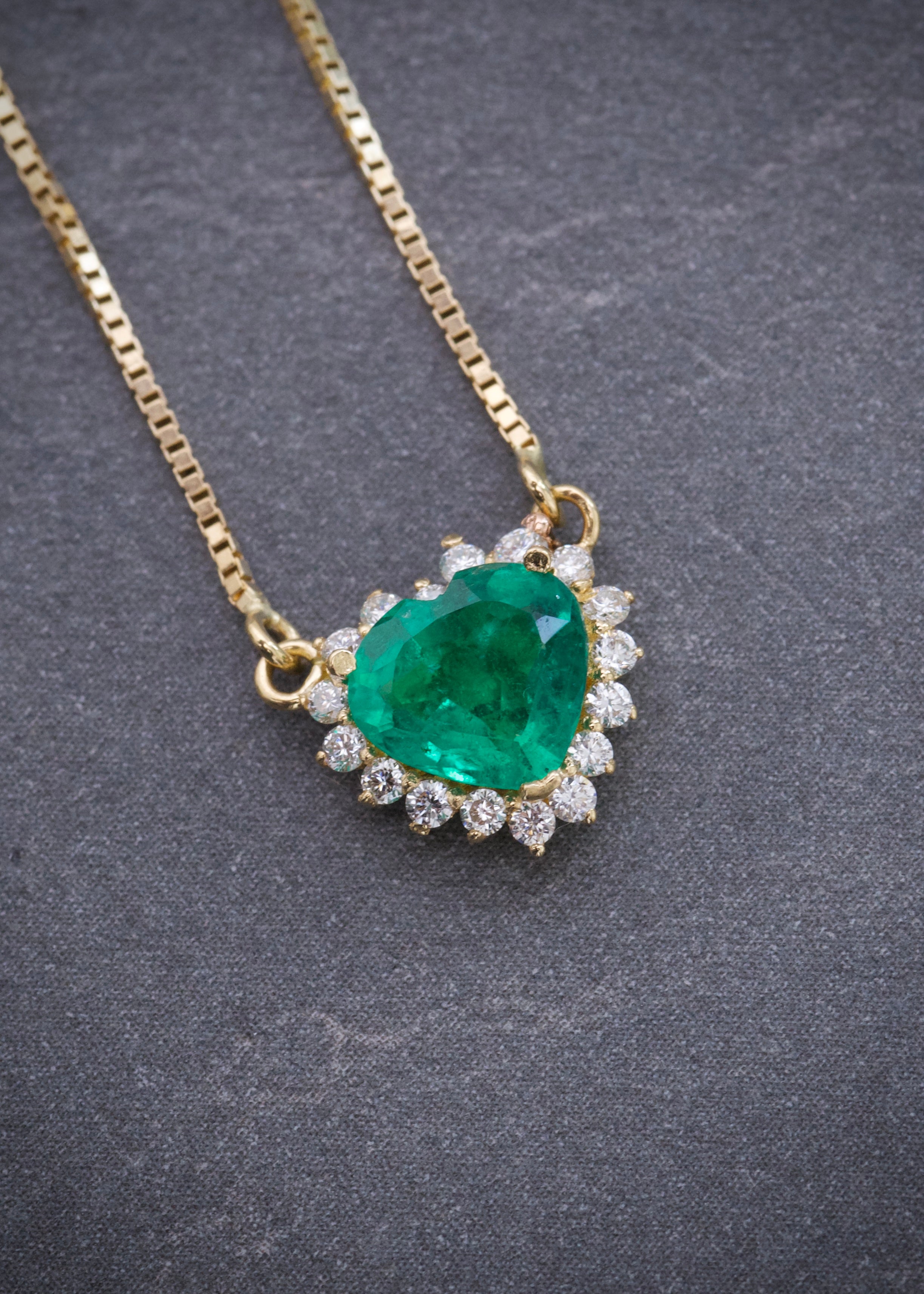 Dije corazon con 70pts de esmeralda y 15pts de diamantes 2.65gr / Largo 40cm / Oro Amarillo italy cte (Joya) P