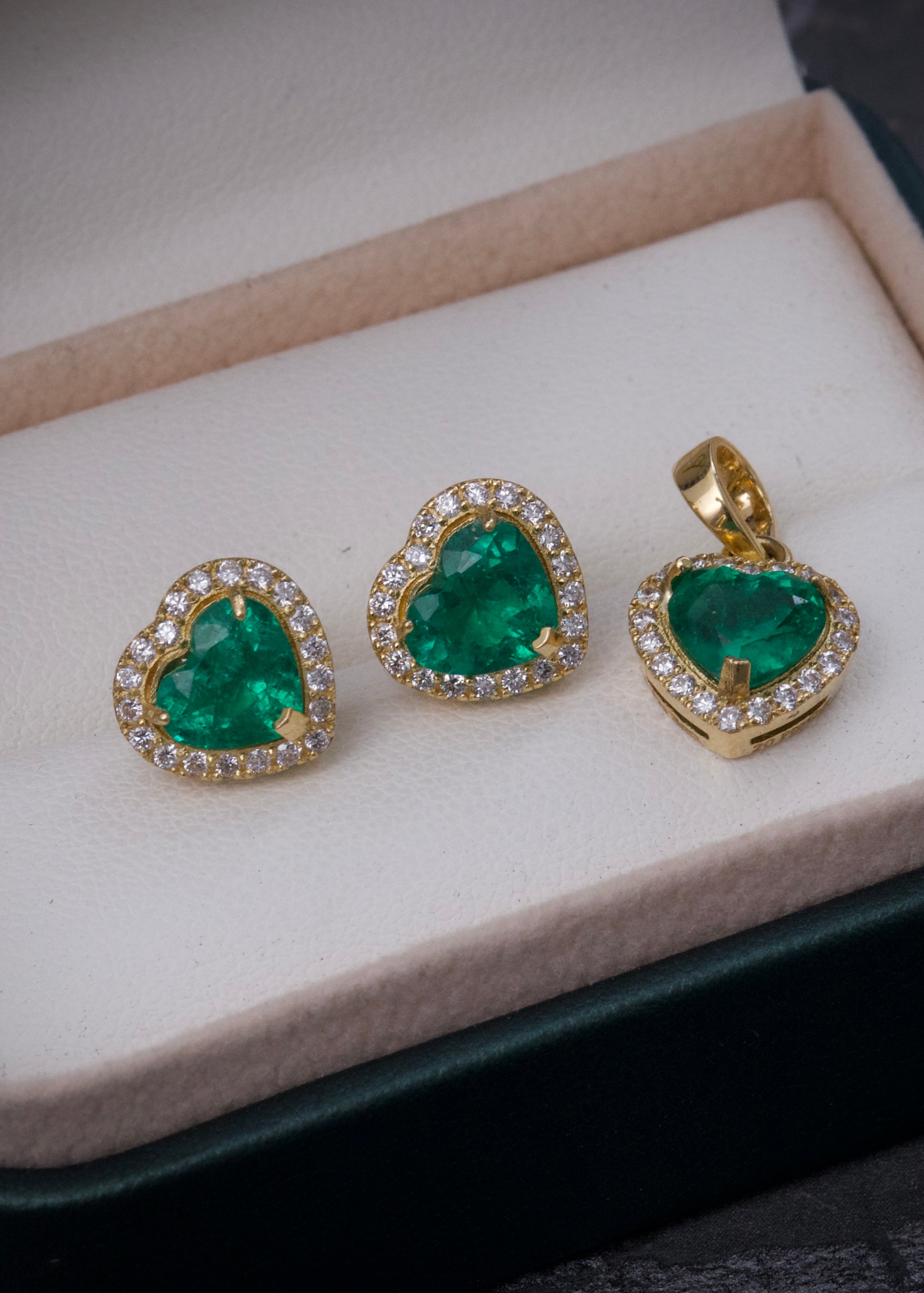 Topos y dije con 249pts de esmeralda y 60pts de diamantes 6.7gr / Largo 1.8cm / Oro Amarillo (Joya) M