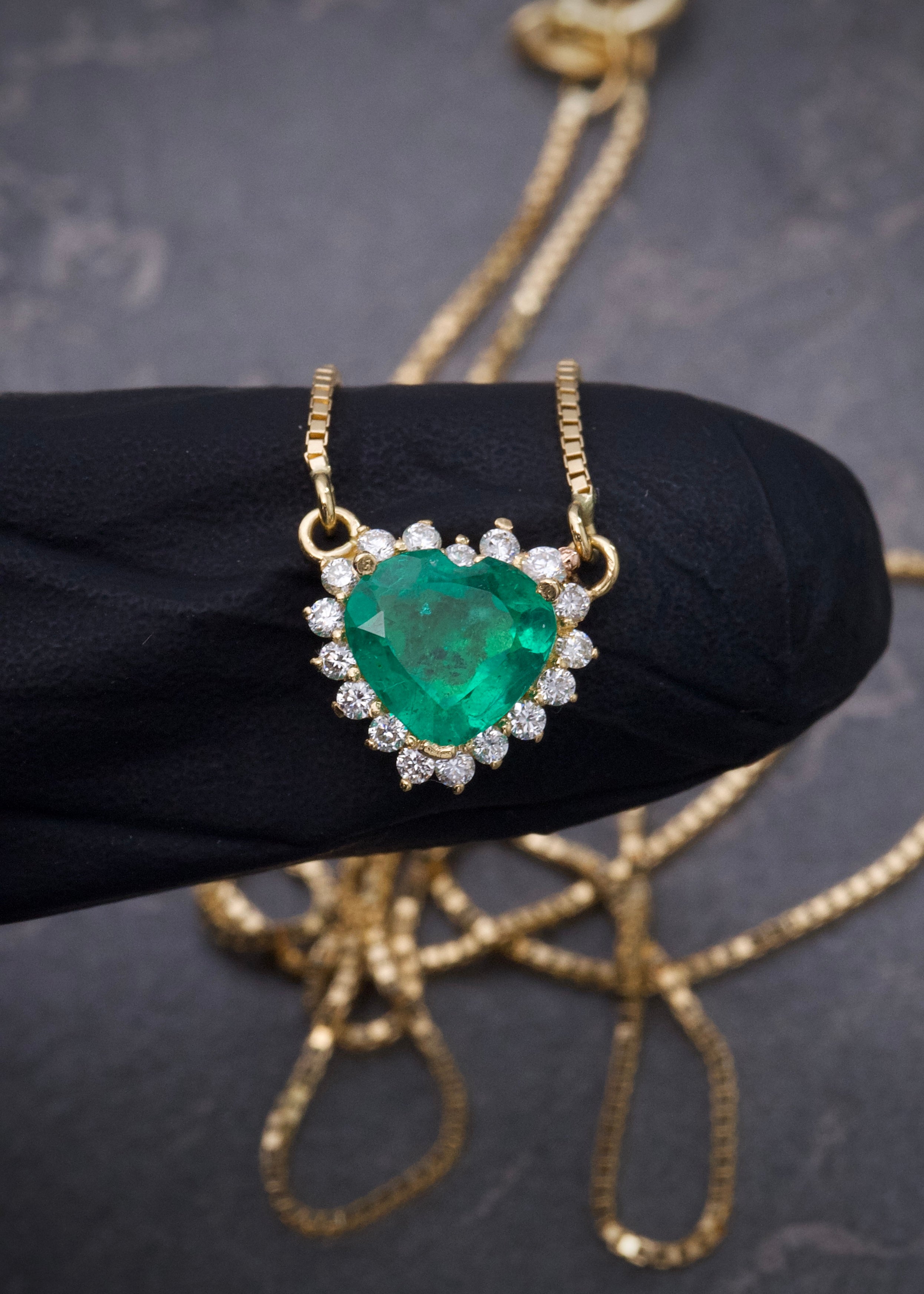 Dije corazon con 70pts de esmeralda y 15pts de diamantes 2.65gr / Largo 40cm / Oro Amarillo italy cte (Joya) P