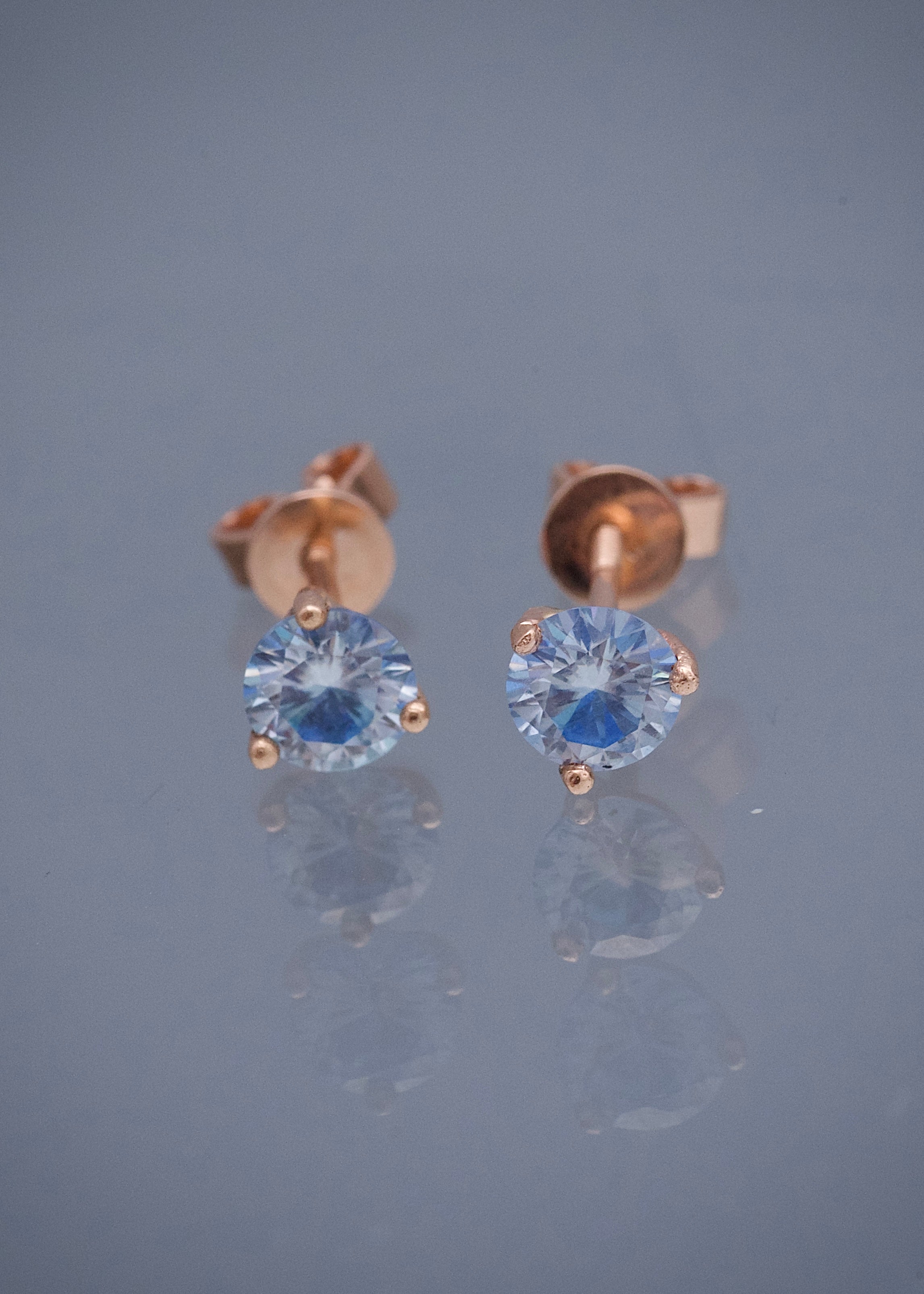 Topos con 90pts de moissanita azul 1.45gr / Largo 0.53cm / Oro Rosado (Joya) M