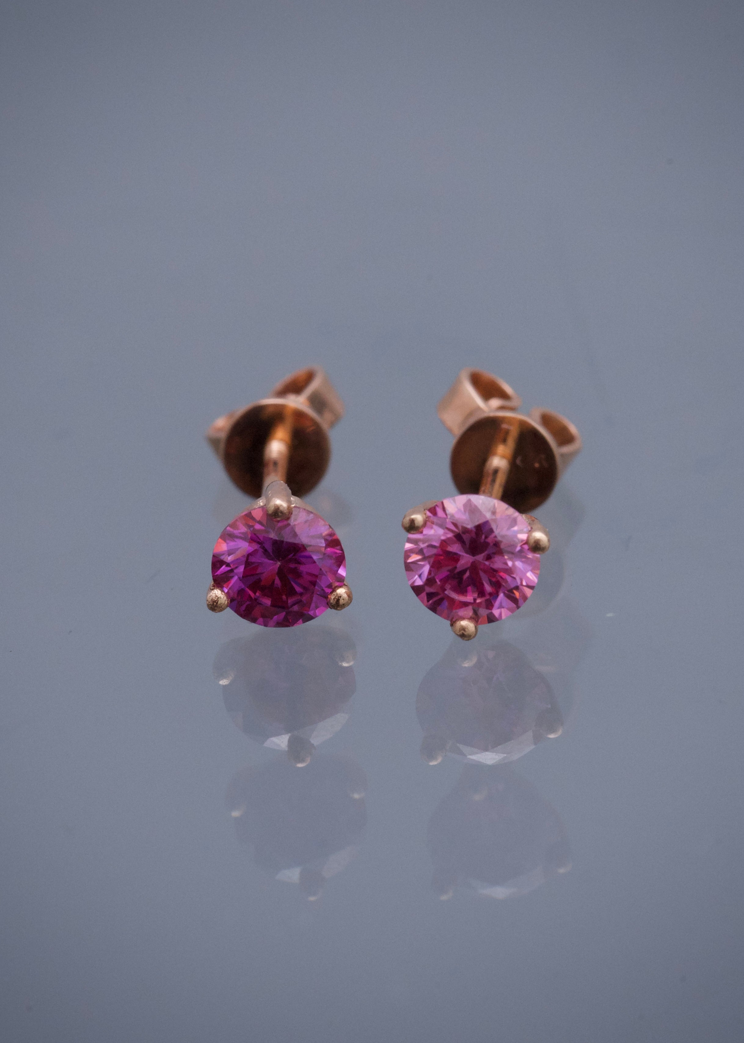 Topos con 90pts de moissanita rosada 1.4gr / Largo 0.53cm / Oro Rosado (Joya) M