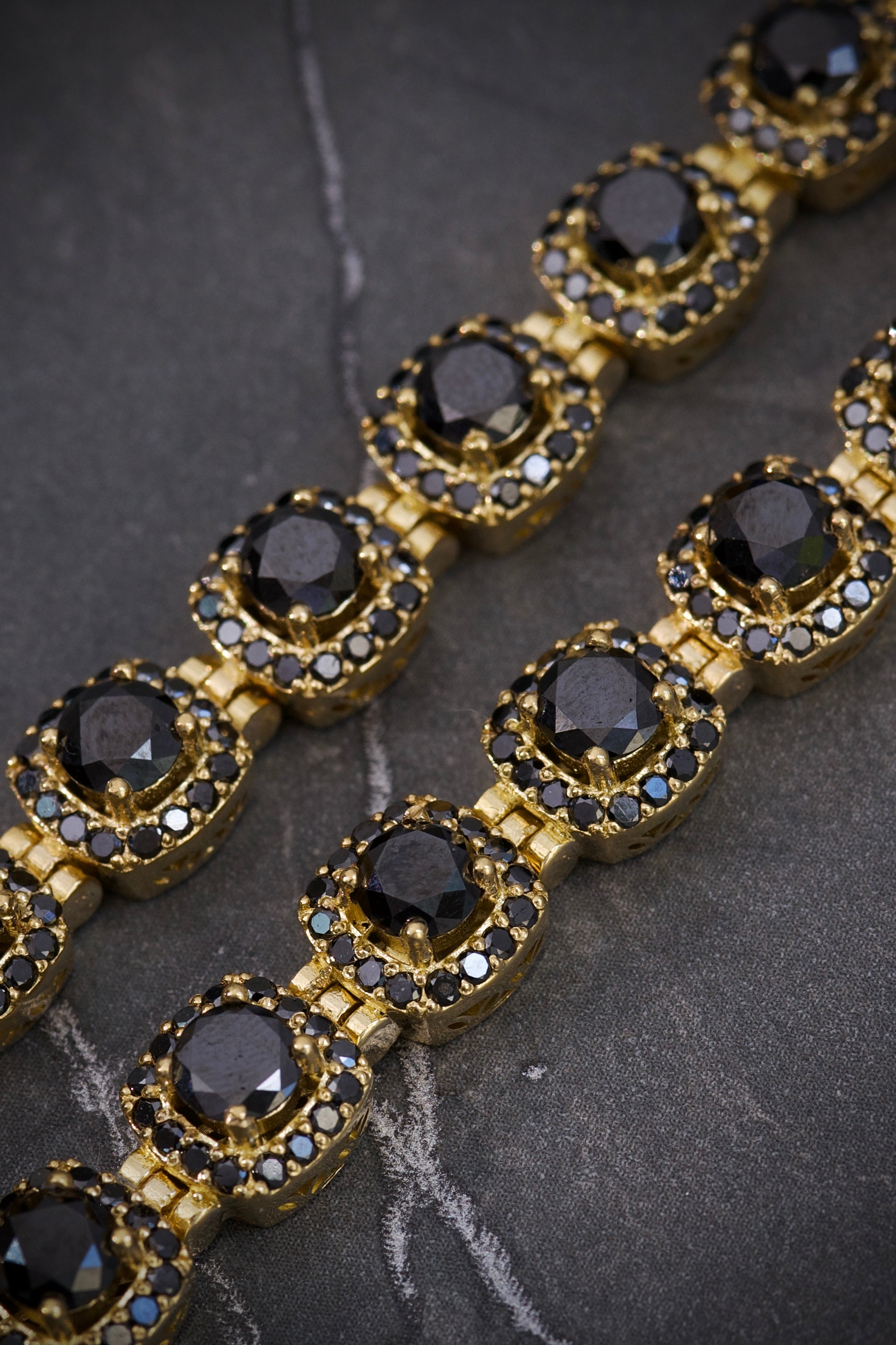 Cadena Con 2130Pts Diamante Central y 834Pts Diamante Lateral Negro 70.1gr / Largo 45cm / Oro Amarillo (Joya) M
