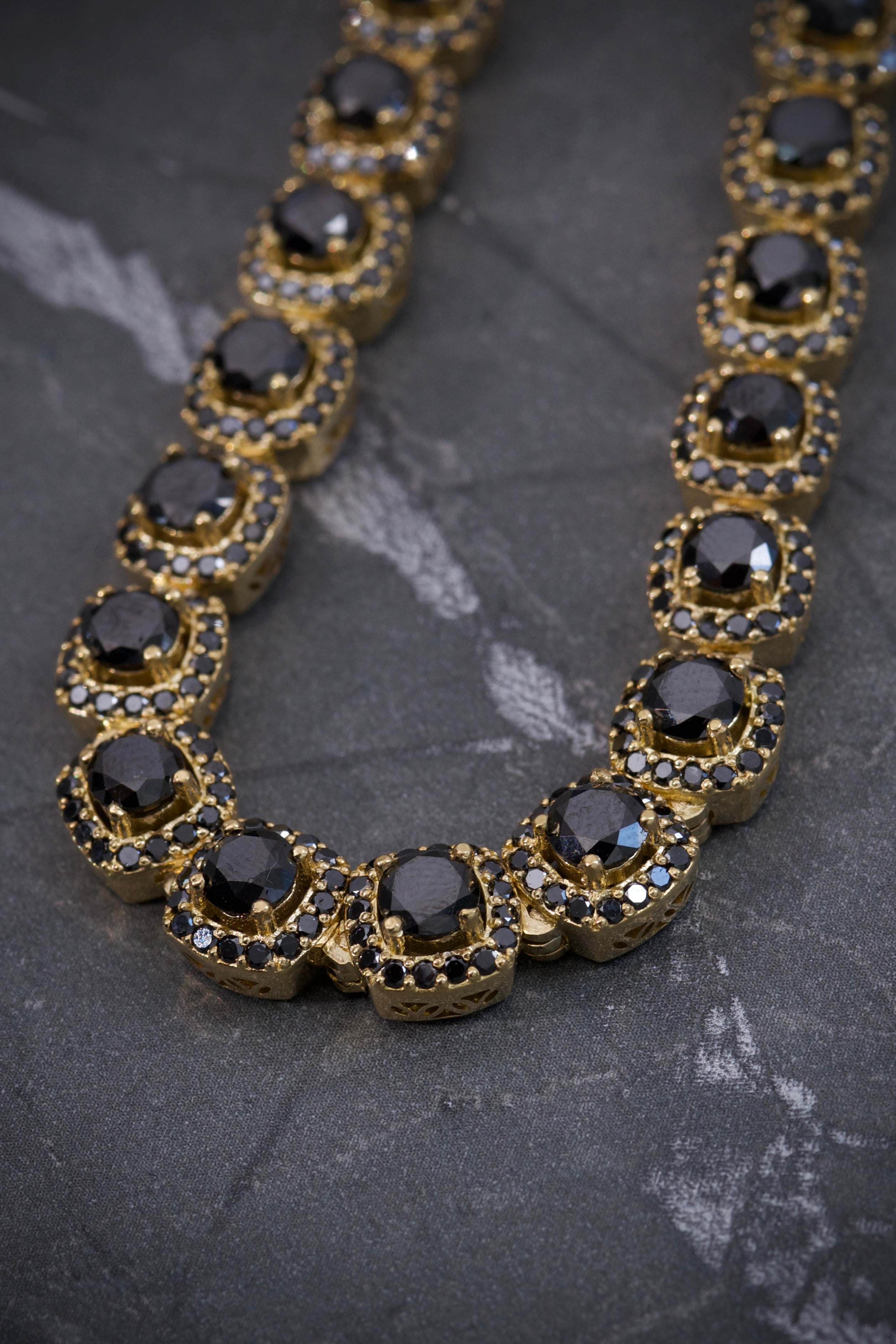Cadena Con 2130Pts Diamante Central y 834Pts Diamante Lateral Negro 70.1gr / Largo 45cm / Oro Amarillo (Joya) M