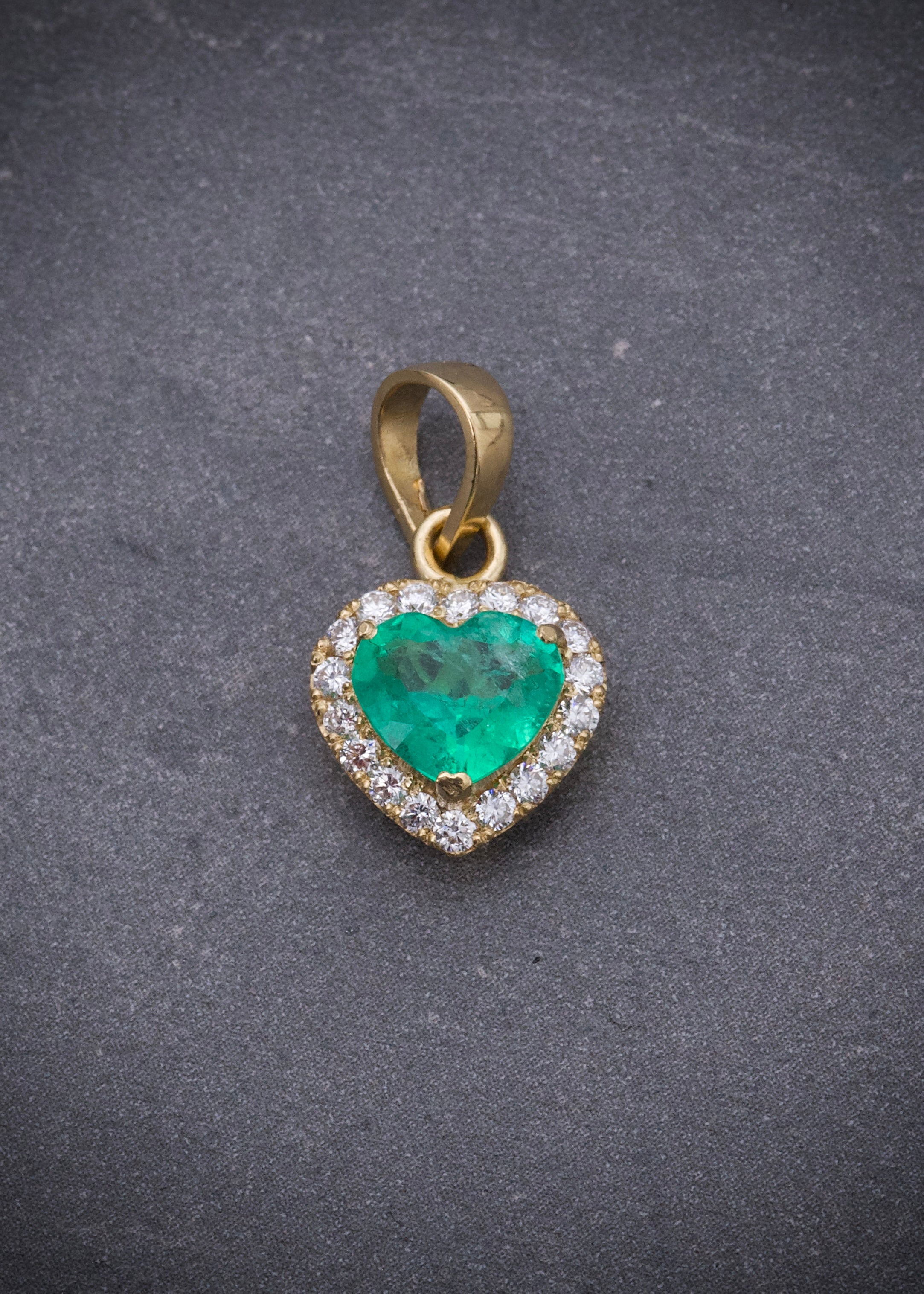 Dije corazon con 83pts de esmeralda y 20pts de diamantes 2gr / Largo 1.8cm / Oro Amarillo (Joya) M