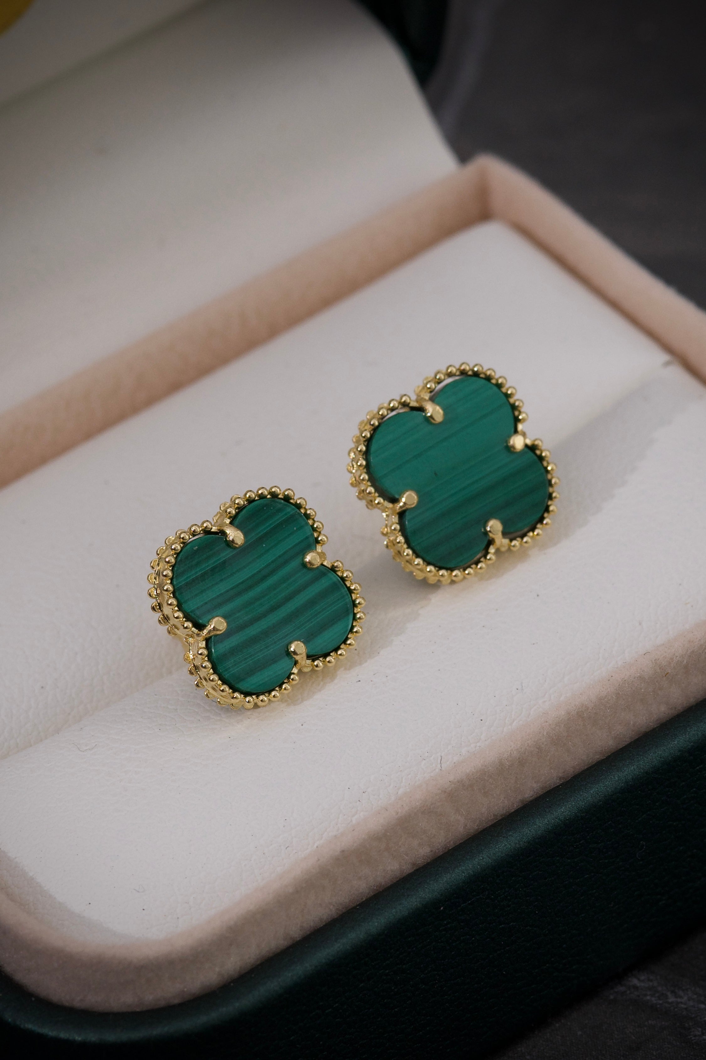 Topos lucky clover piedra verde 3.65gr / Largo 1.1cm / Oro Amarillo Nac M