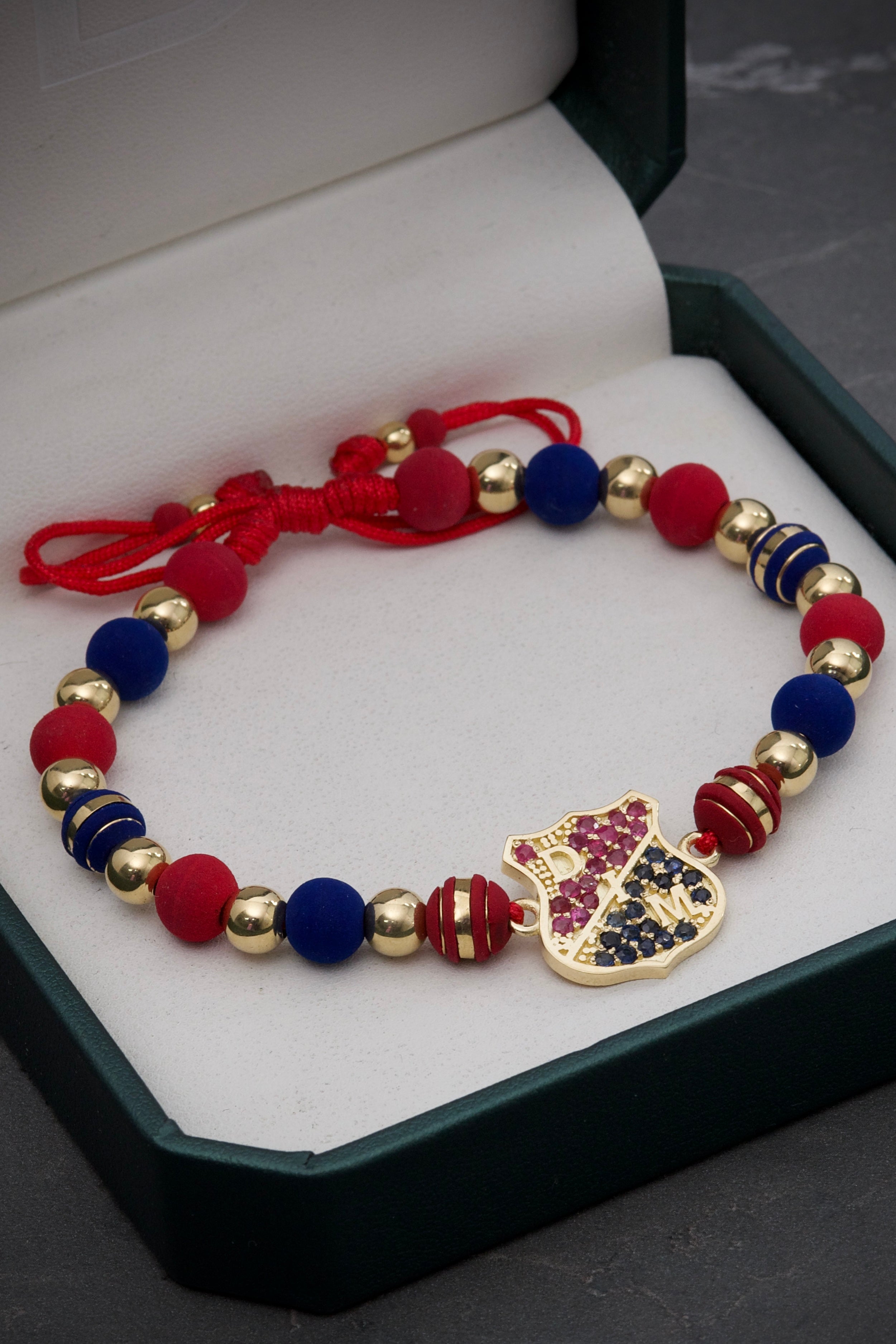 Pulsera en hilo rojo del medellin con 76pts de rubie y 72pts de zafiro 8gr / Oro Amarillo (Joya) M