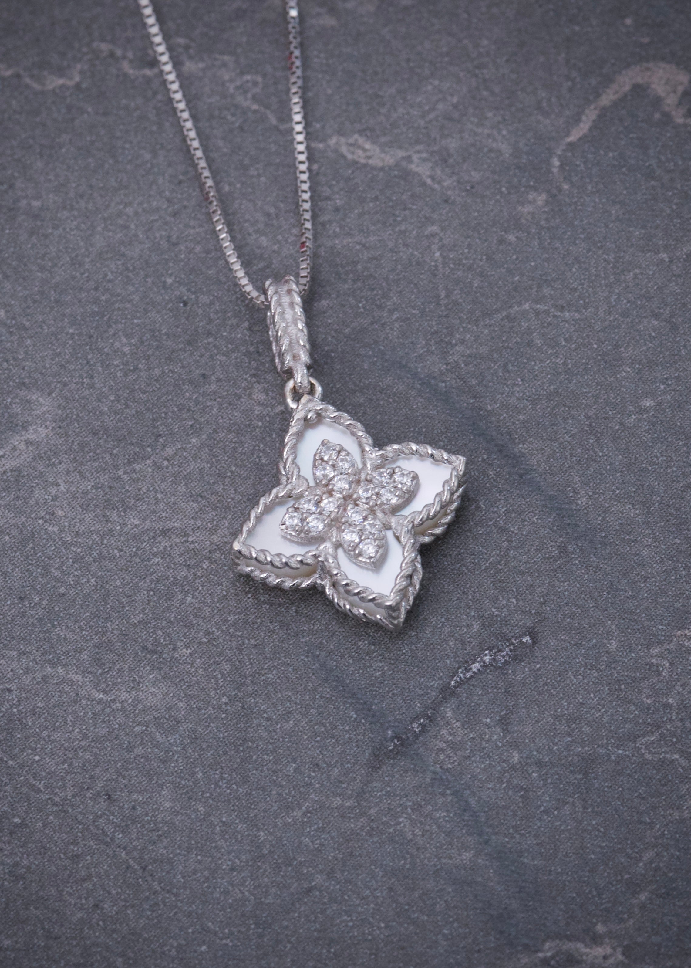 Set Cadena Veneciana Dije Lucky Blanco 2.7gr / Largo 45cm / Oro Blanco B