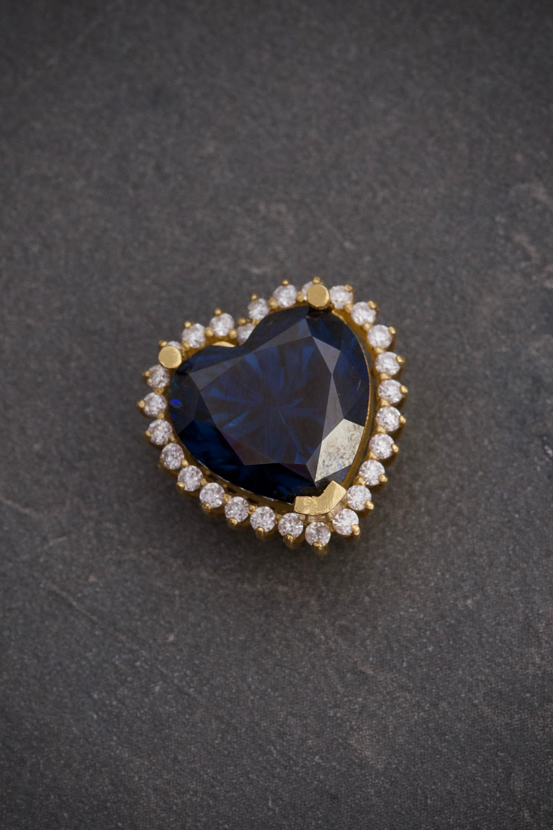 Dije de corazon con 372pts mois azul / 22pts mois blanca 2.7gr / 1cm — Oro Amarillo