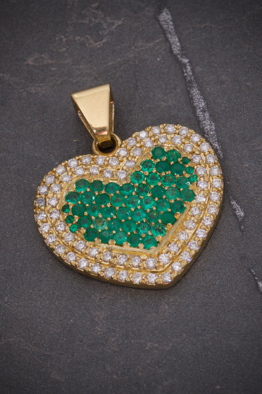 Dije de corazon con 150pts de esmeralda /130pts DB 19.35gr — Oro Amarillo