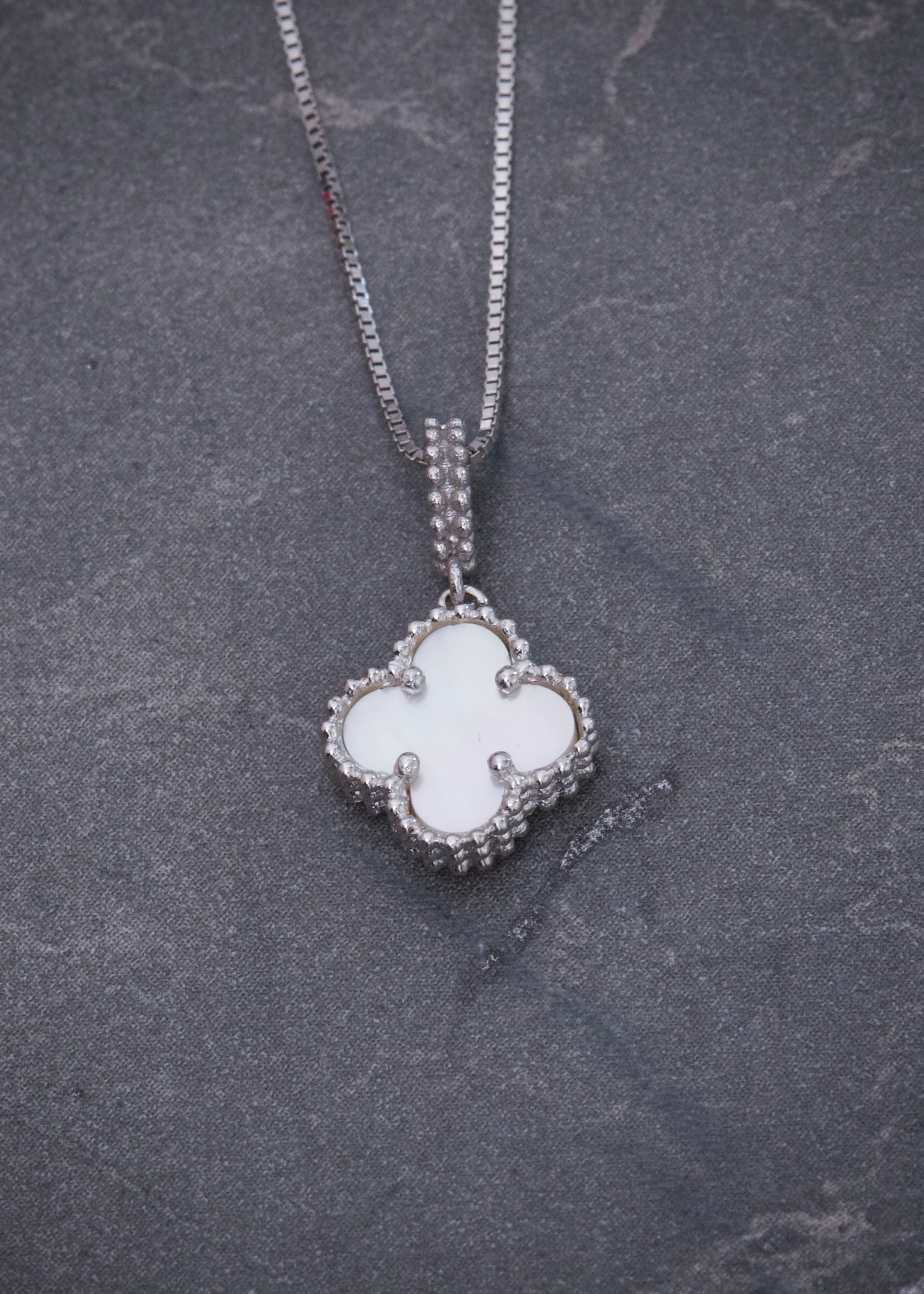 Set Cadena Veneciana Dije Lucky Blanco 2.4gr / Largo 50cm / Oro Blanco B