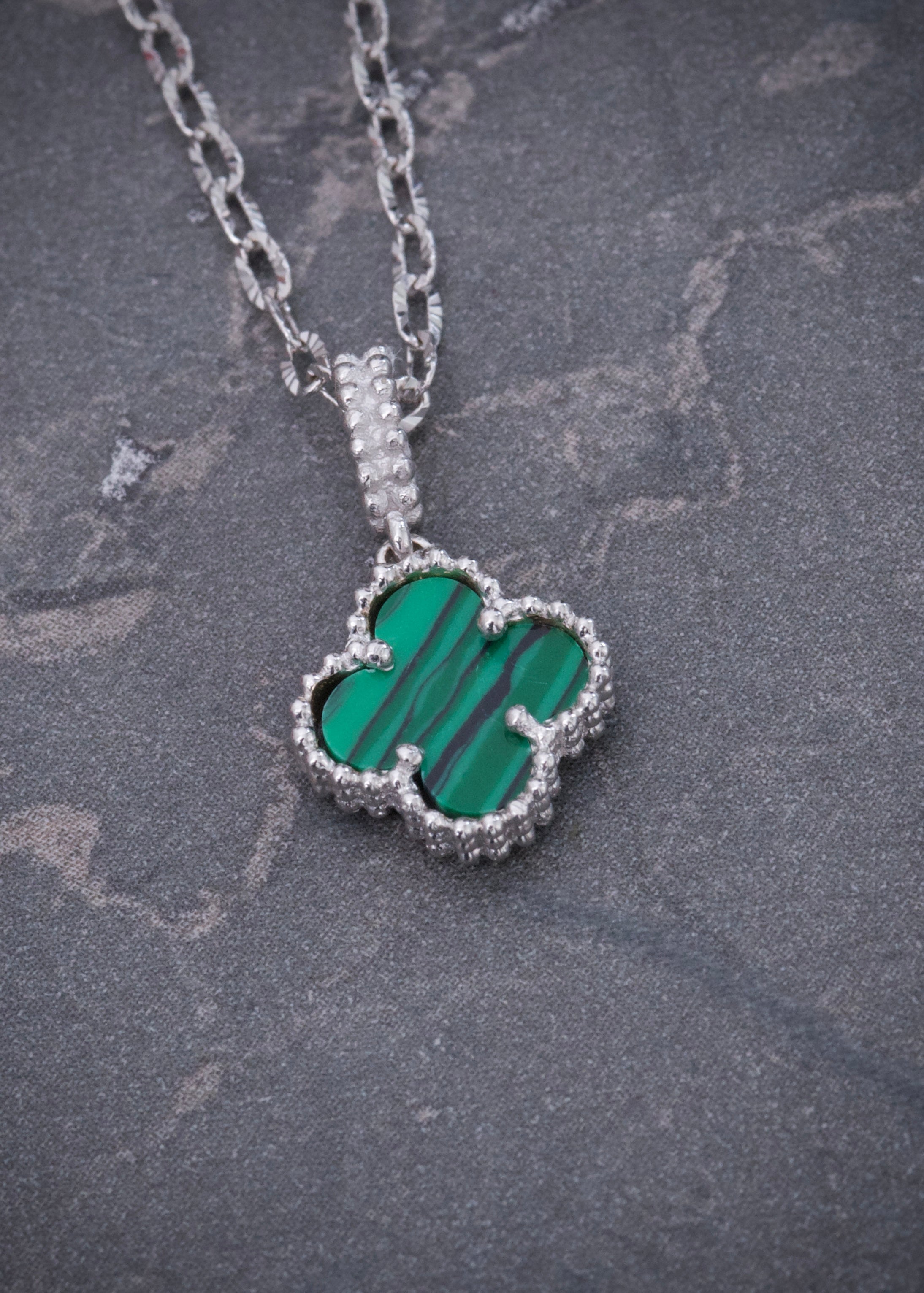 Set Cadena Aro Seguido Dije Lucky Verde 2.5gr / Largo 40cm / Oro Blanco B