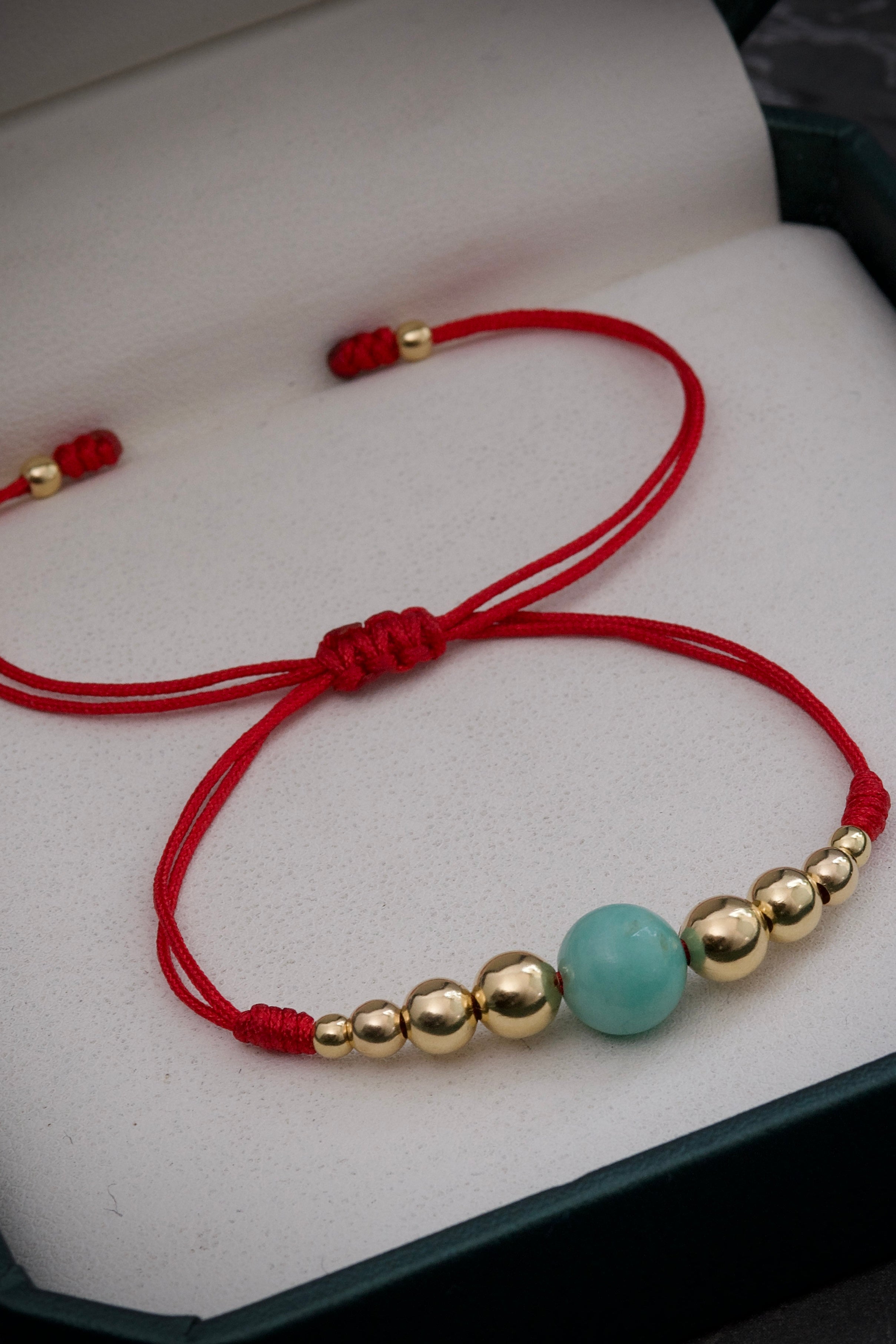 Pulsera hilo rojo con 460pts de morralla y bolas lisas 1 gr / Oro Amarillo (Joya) M