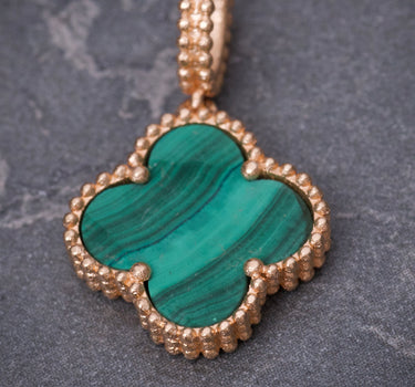Dije lucky clover piedra verde 2.15gr / Largo 2.3cm / Oro Rosado Nac B