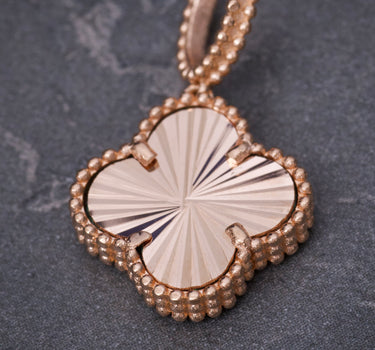 Dije lucky clover diamantado 2.55gr / Largo 2.3cm / Oro Rosado Nac B