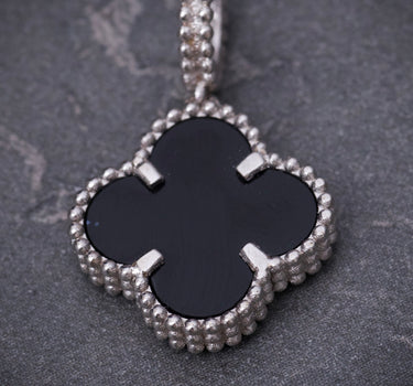 Dije lucky clover piedra negra 1.95gr / Largo 2.3cm / Oro Blanco Nac B