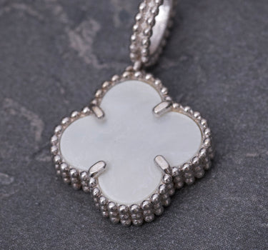 Dije lucky clover piedra blanca 2gr / Largo 2.3cm / Oro Blanco Nac B