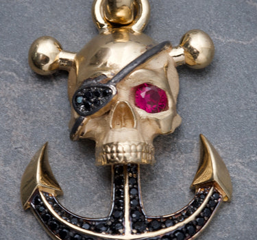 Dije De Ancla y Calavera Con Swarovski 14.6gr / Largo 4.8cm / Oro Amarillo Nac P