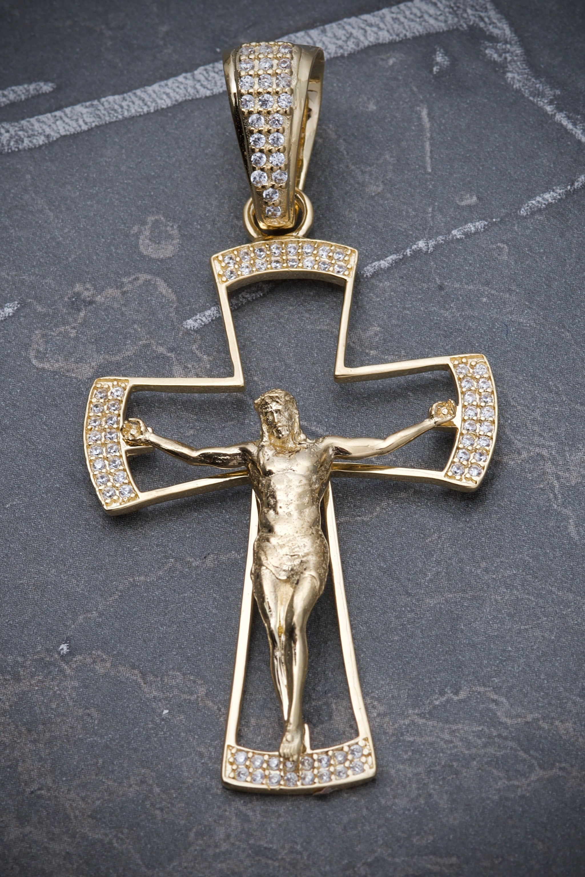 Dije De Cristo Con Swarovski Blanco 9.5gr / Largo 6.1cm / Oro Amarillo Nac B