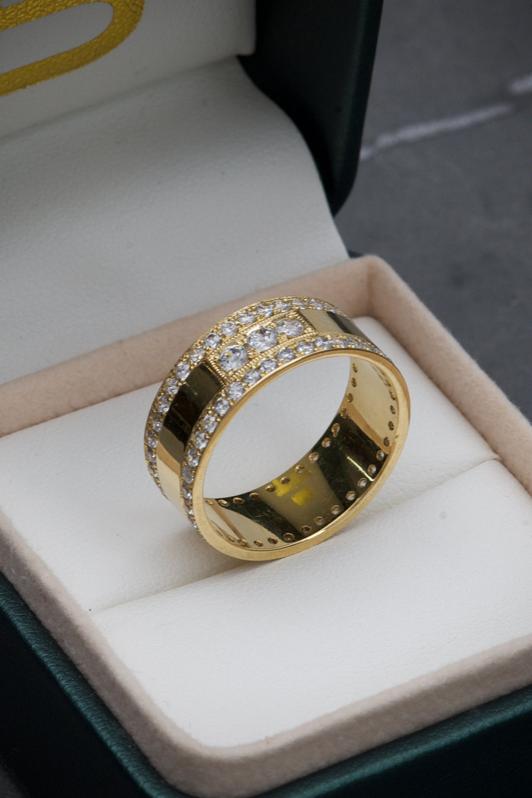 Argolla con swarovski blanco 7.45gr / Talla: 8 3/4 — Oro Amarillo