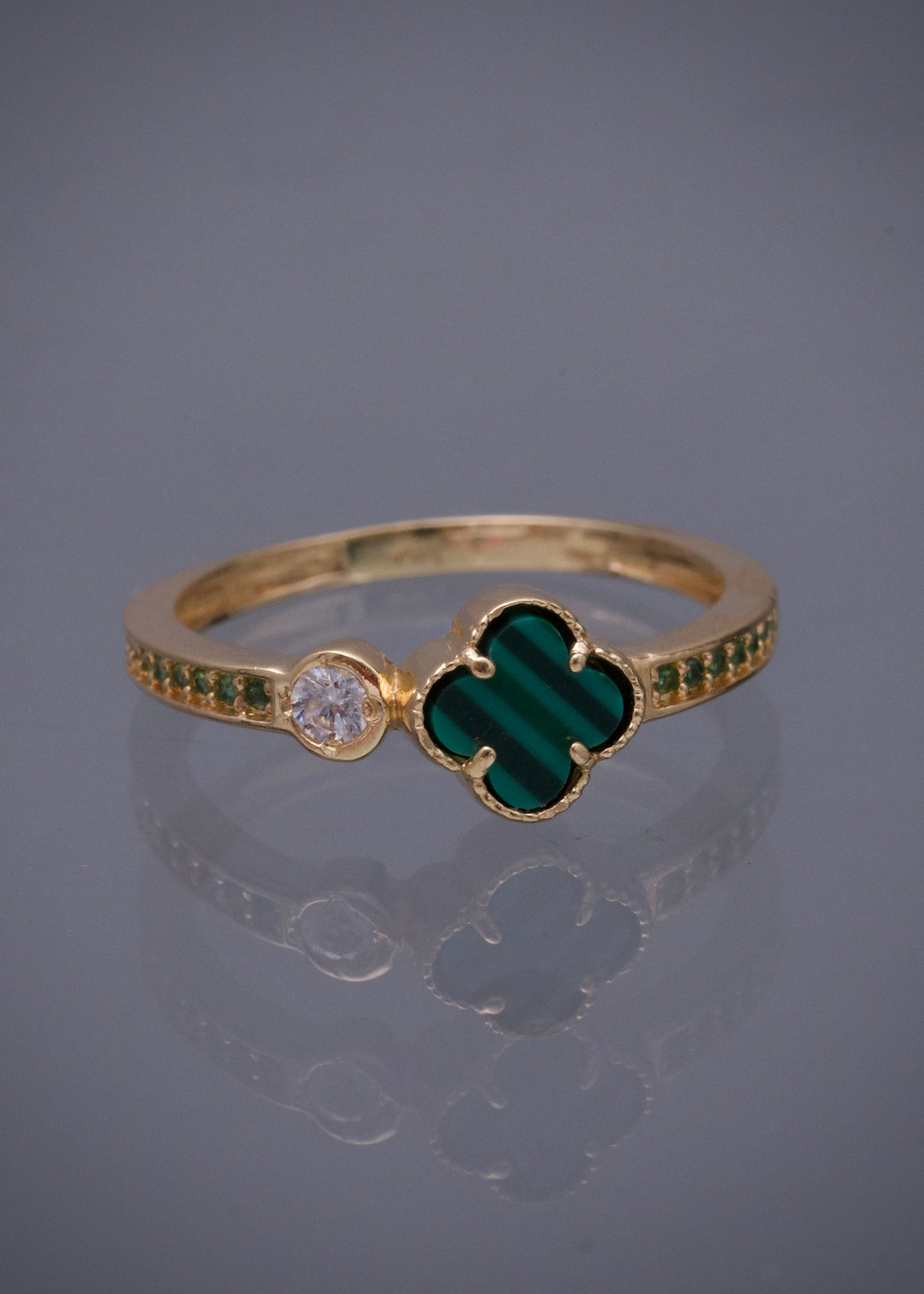 Anillo lucky clover con swarovski blanco y verde 2.2gr / TALLA 6 3/4 / Oro Amarillo Nac M