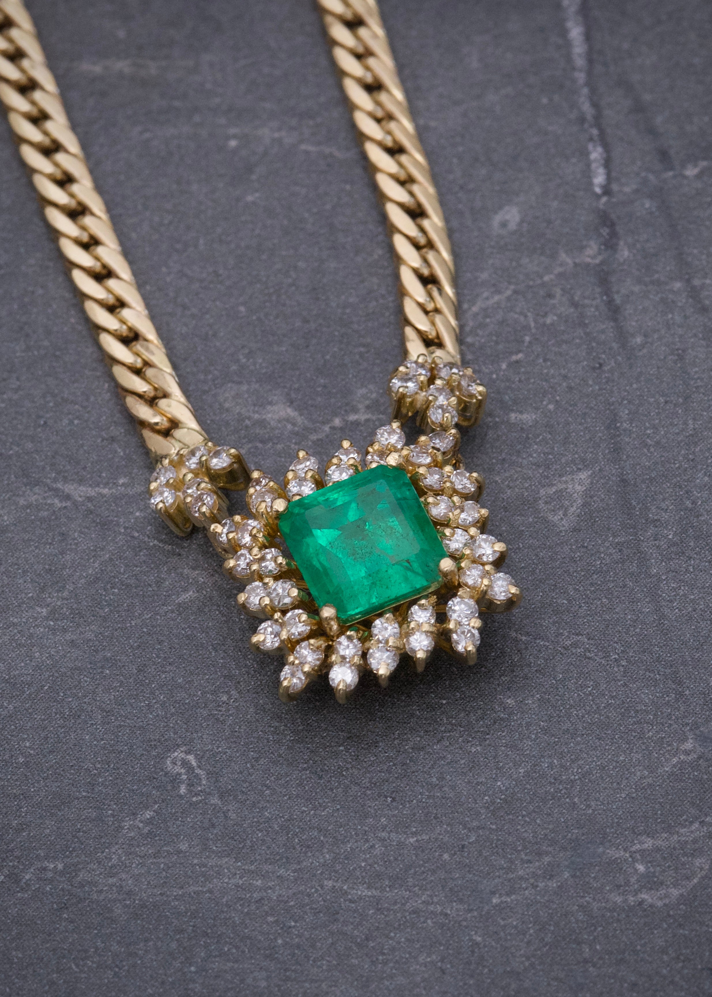 Cadena con 140pts de esmeralda y 90pts de diamantes 13.25gr / Largo 40cm / Oro Amarillo italy cte (Joya) P