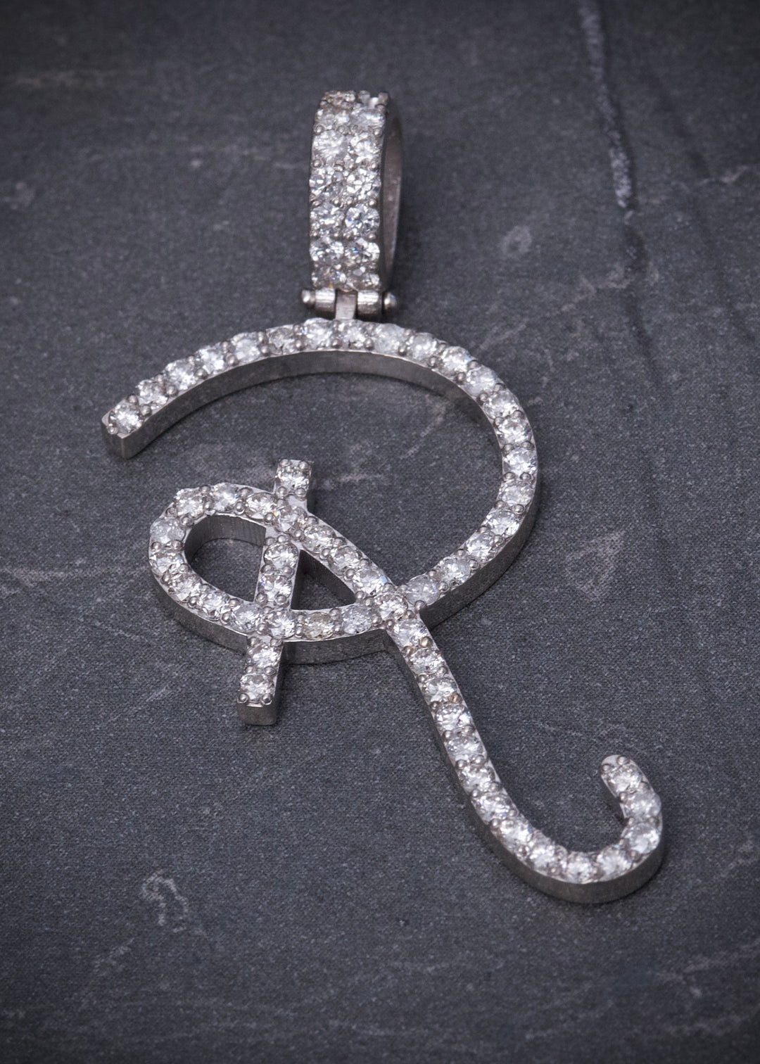 Dije letra R con 117pts de diamantes 5.4gr / Largo 4cm — Oro Blanco