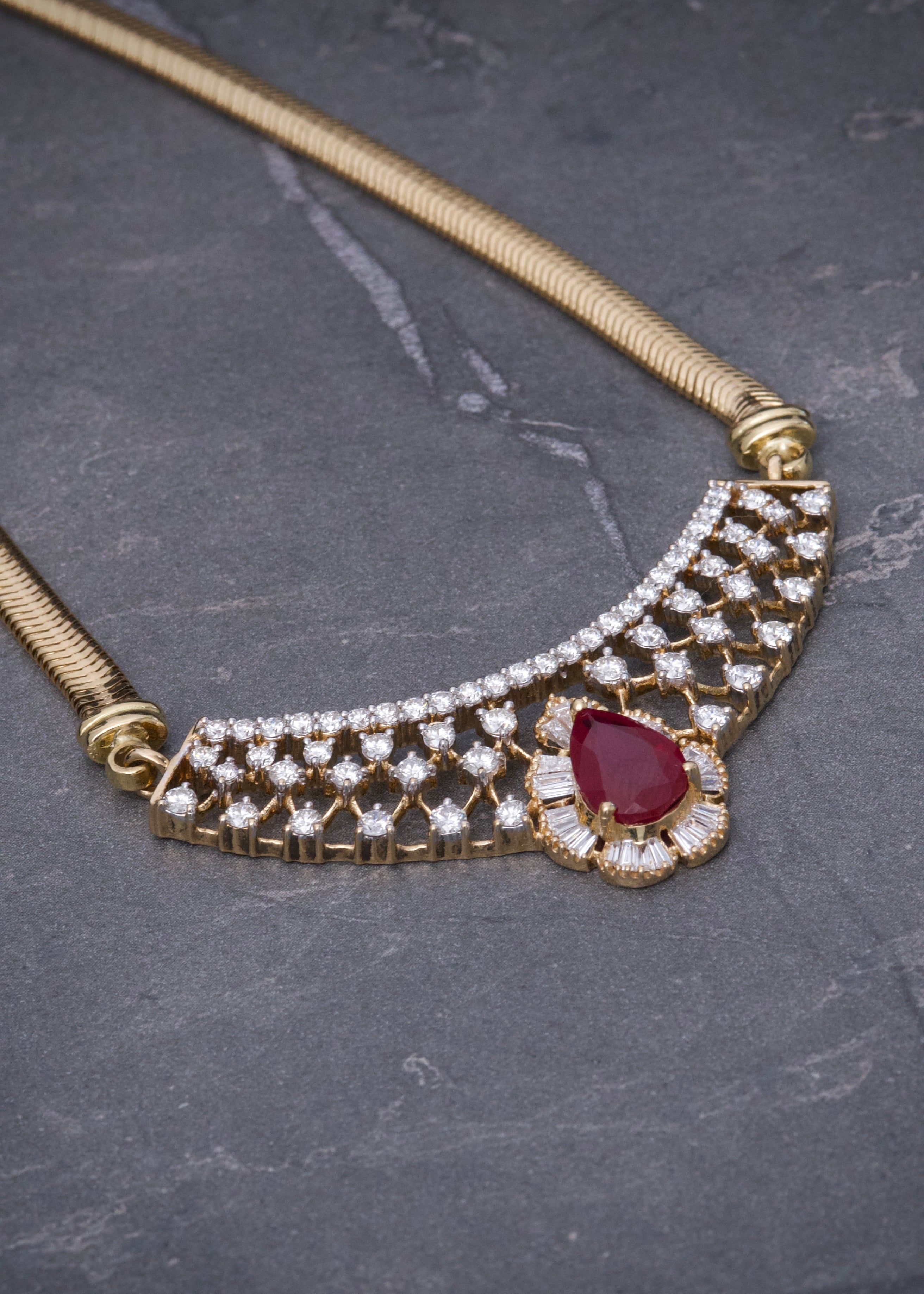 Cadena con 220pts de diamantes blancos y 150pts de rubie 28.1gr / Largo 40cm / Oro Amarillo italy cte (Joya) M