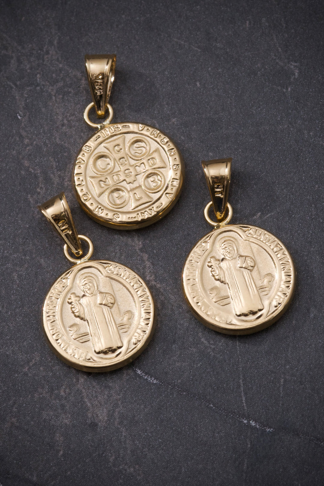 Dije san benito 0.85gr / 2.2cm / 13mm — Oro Amarillo