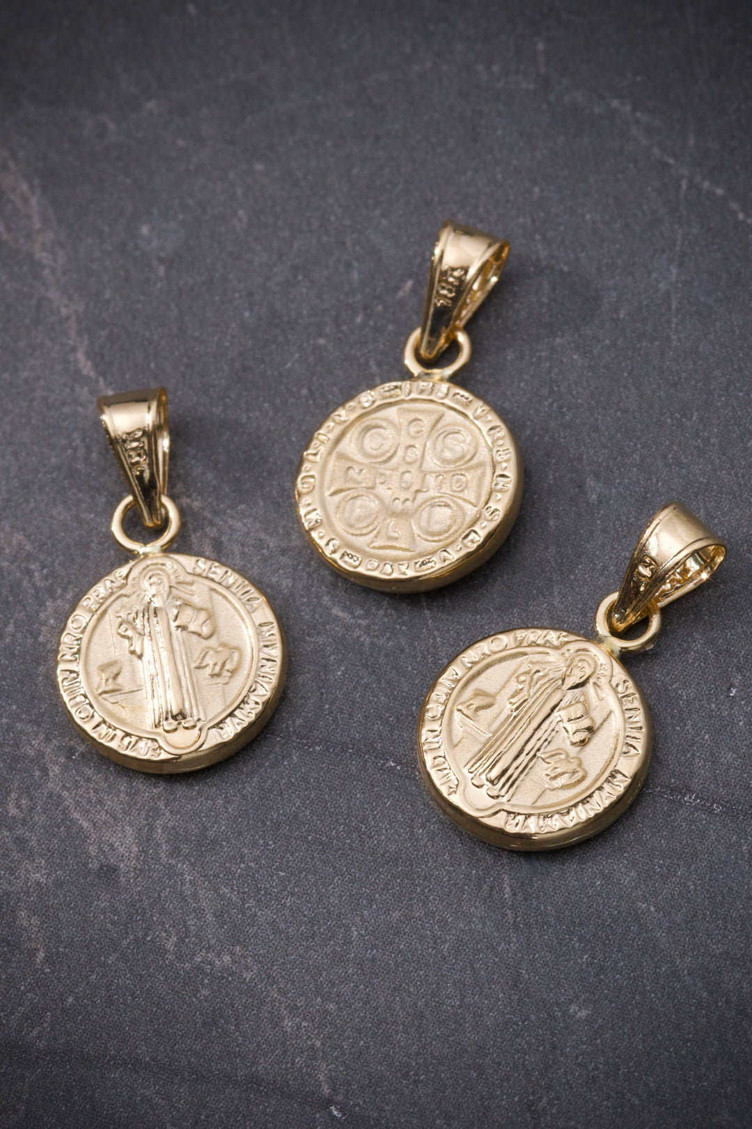 Dije San benito 0.55gr / Largo 1.7cm — Oro Amarillo