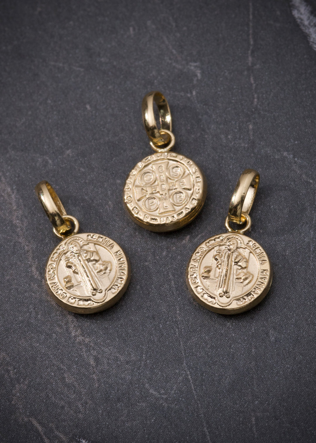 Dije san benito 0.4gr / Largo 1.5cm — Oro Amarillo