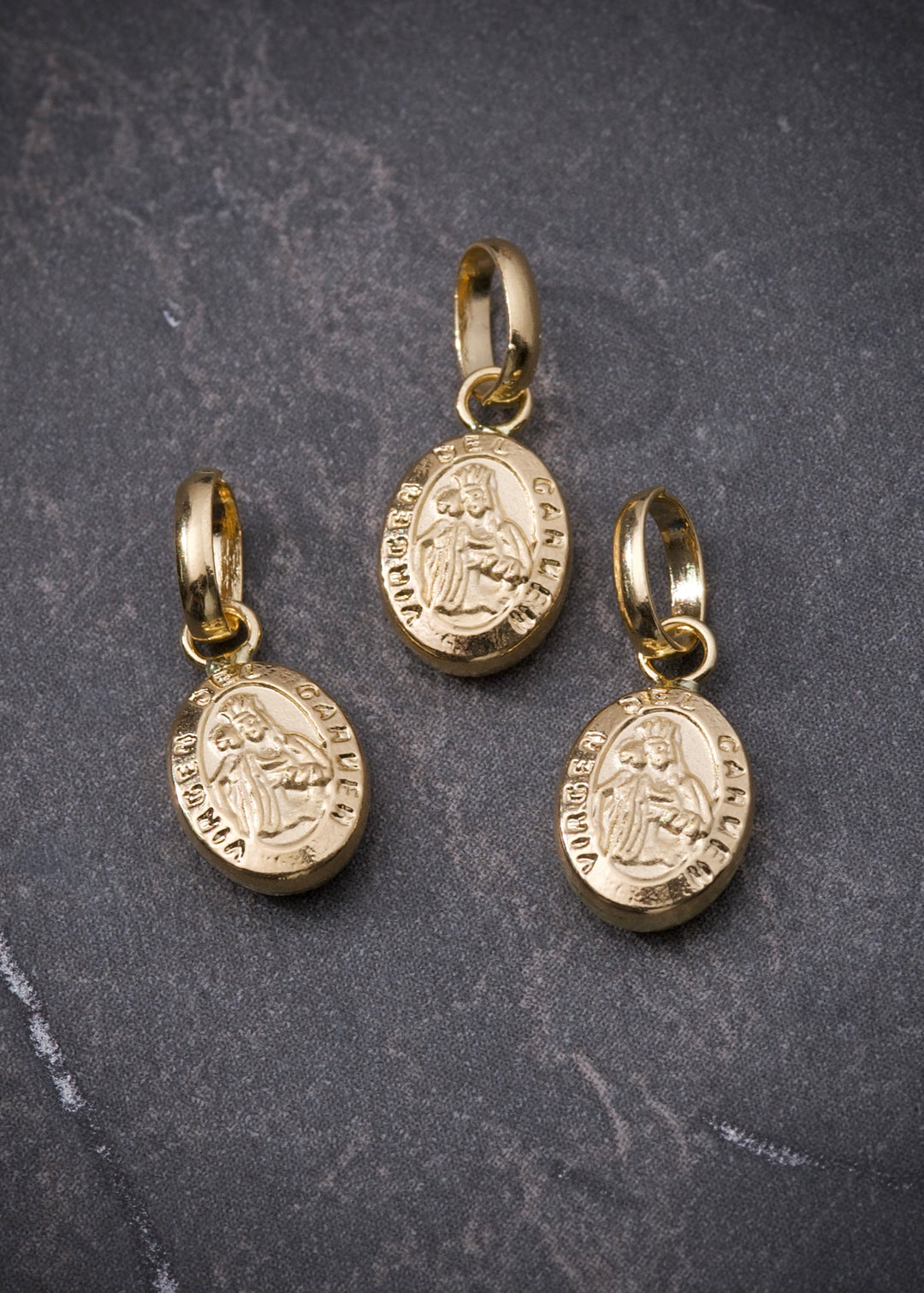 Dije virgen del carmen 0.35gr / Largo 1.5cm — Oro Amarillo