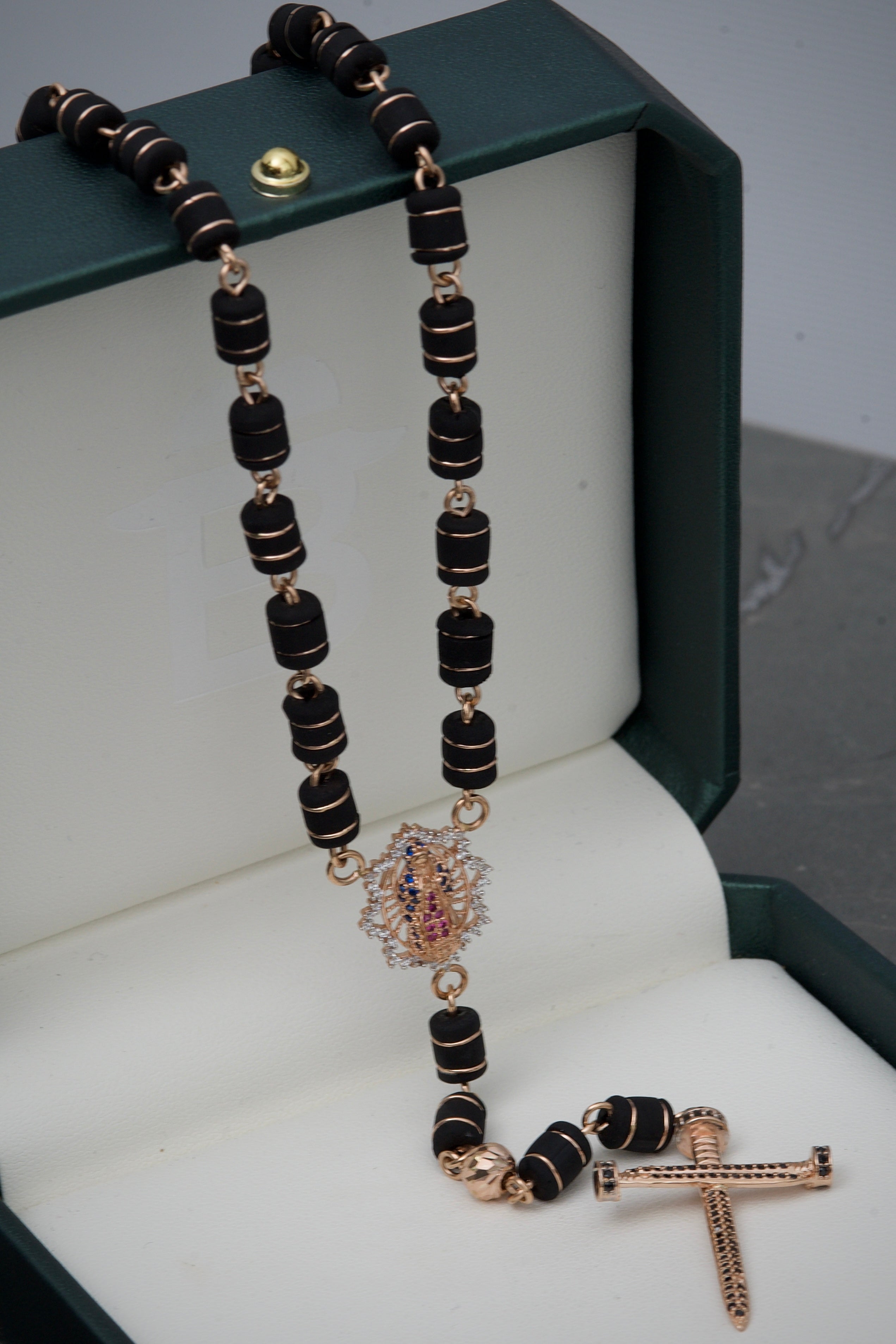 Rosario Virgen De Guadalupe Con Swarovski Y Neoros 21.8gr / Largo 60 cm / Oro Rosado Nac B