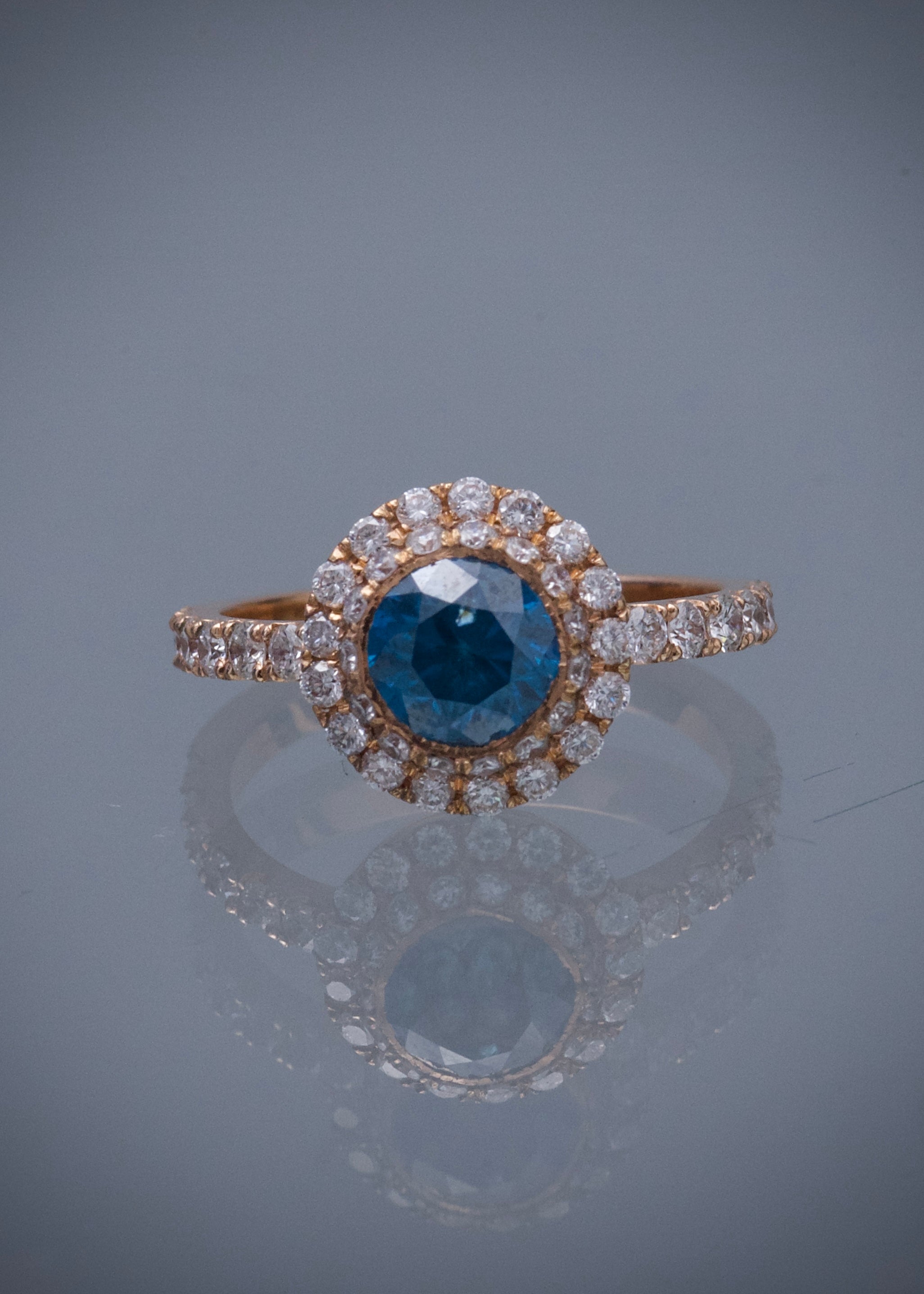 Solitario con 90pts de diamante azul y 118pts de diamante blancos 4.1gr / Talla 6 / Oro Rosado (Joya) M