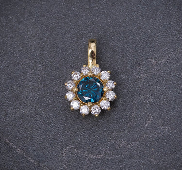 Dije flor con 30pts de diamante azul y 18pts de diamante blanco 0.75gr / Largo 1.2cm / Oro Amarillo Nac (Joya) B