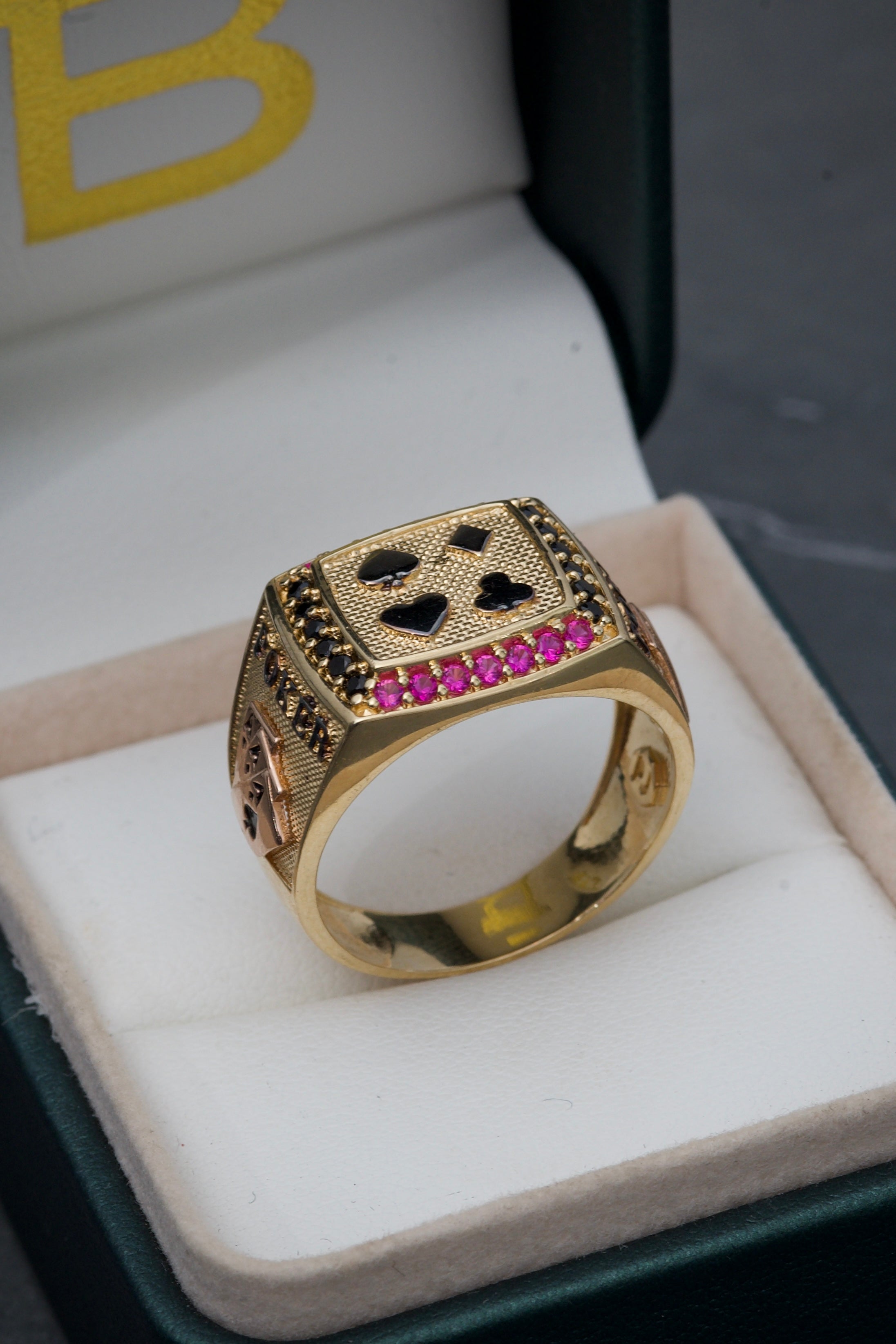 Anillo de poker con swarovski negro y fucsia 9.8gr / Talla: 9 3/4  Dos Oros Nac B