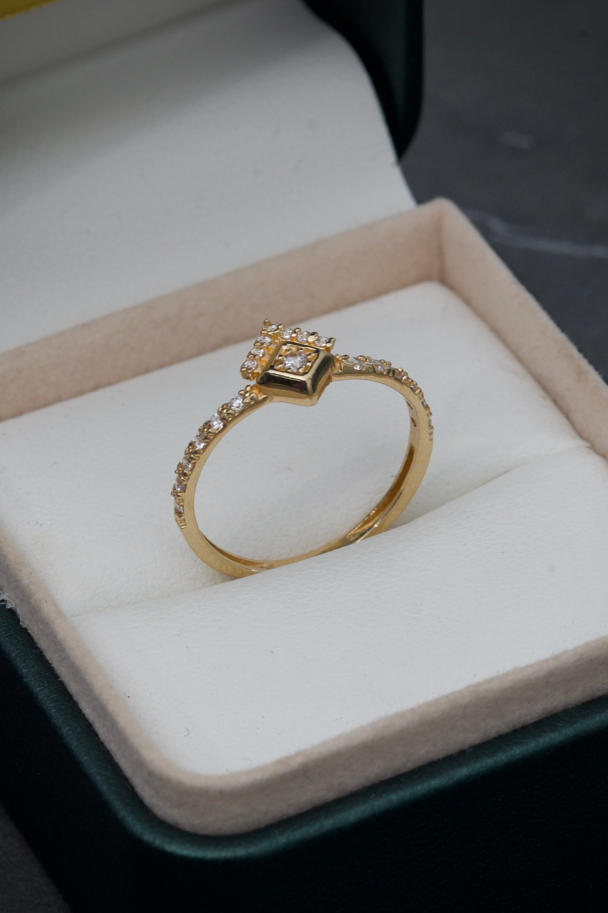 Anillo piramide con swarovski blanco 1.65gr / Talla: 6 3/4 Oro Amarillo Nac P