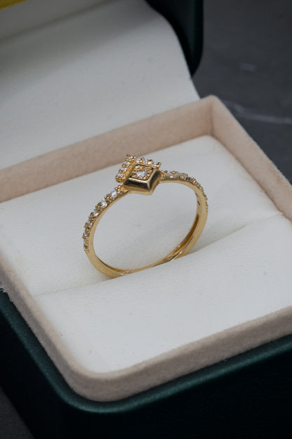 Anillo piramide con swarovski blanco 1.65gr / Talla: 6 3/4 Oro Amarillo Nac P