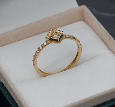 Anillo piramide con swarovski blanco 1.65gr / Oro Amarillo Nac P