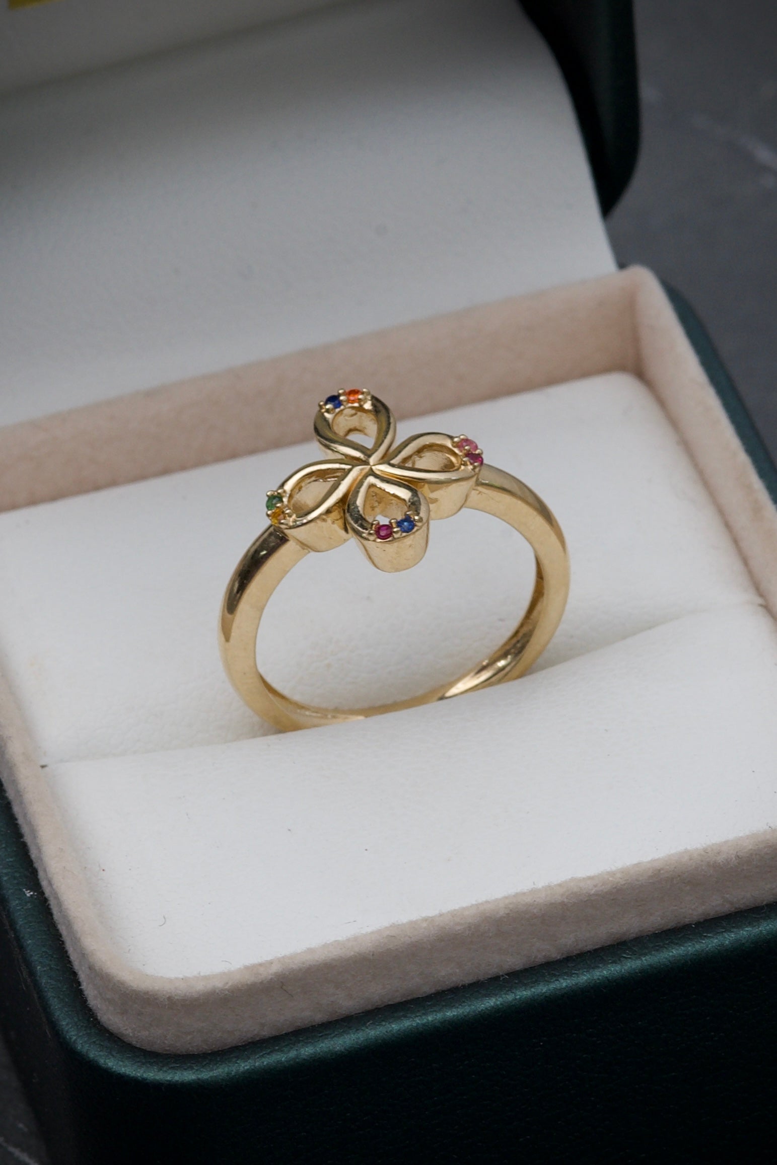 Anillo de flor con swarovski multicolor  2.95gr / Talla: 5 1/2  Oro Amarillo Nac P
