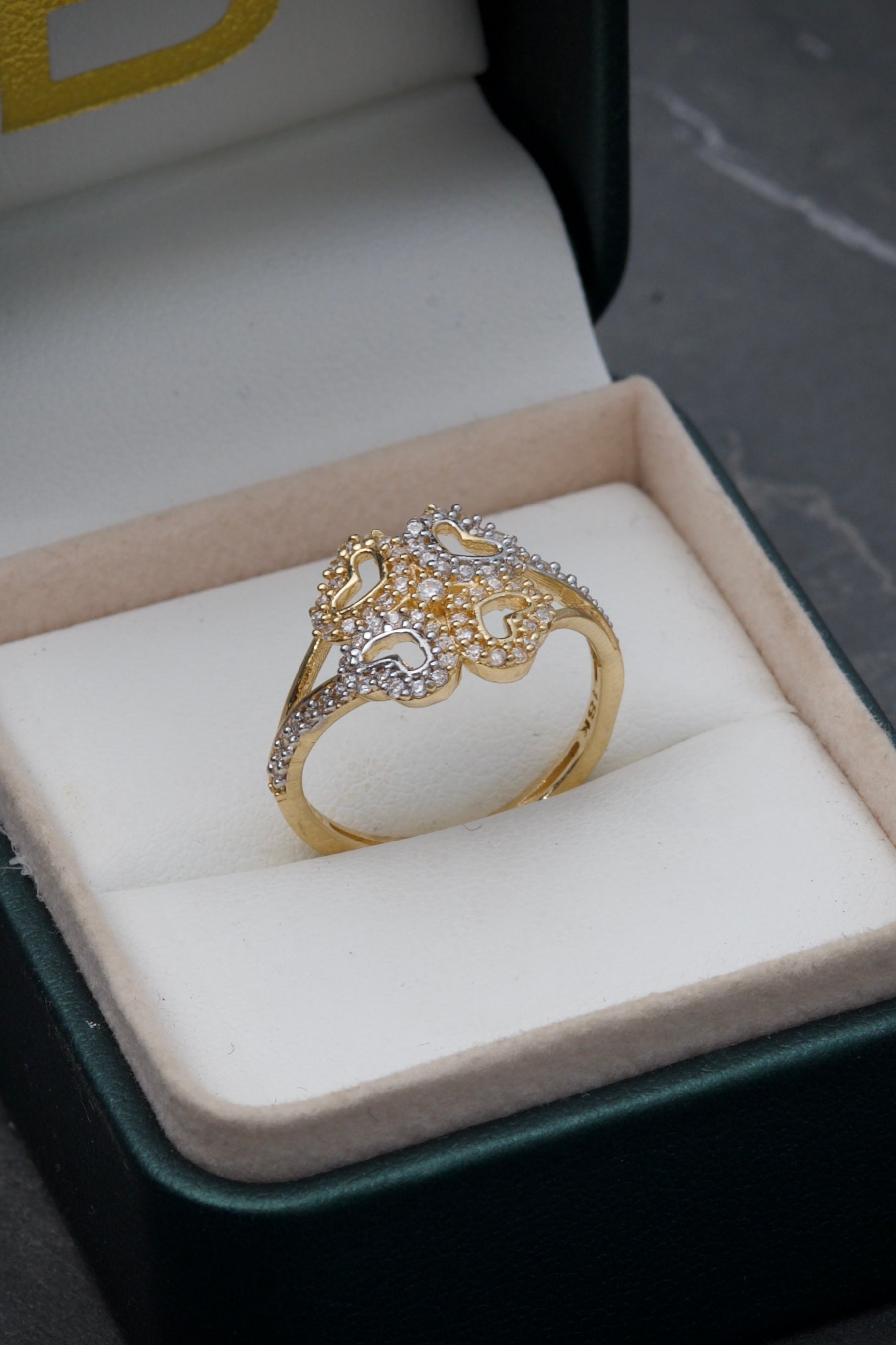 Anillo de trebol con swarovski blanco 3.4gr / Talla: 7 / Dos Oros Nac P