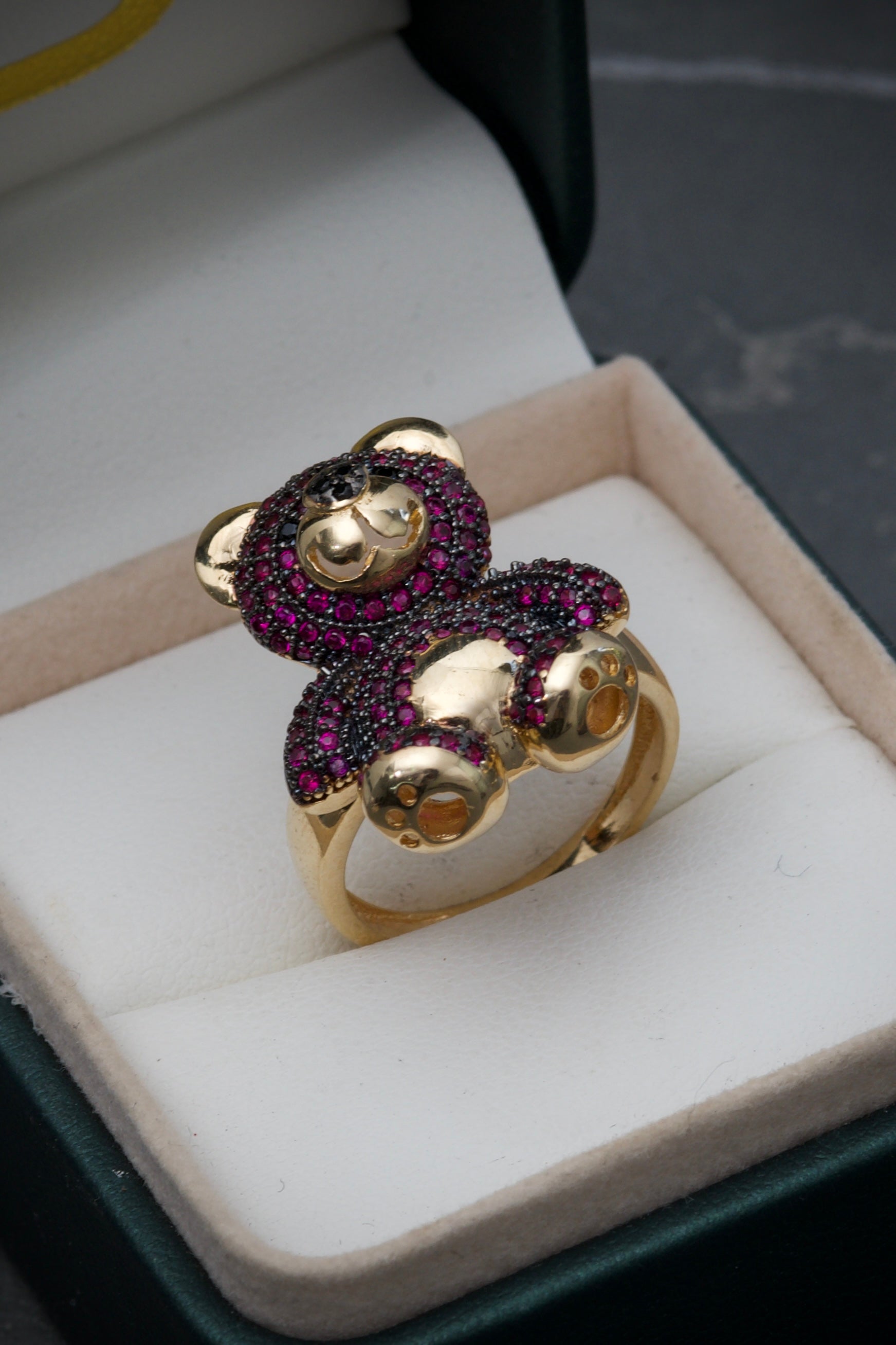 Anillo de oso con swarovski morado 7.75gr / Talla: 6 3/4 Oro Amarillo Nac M