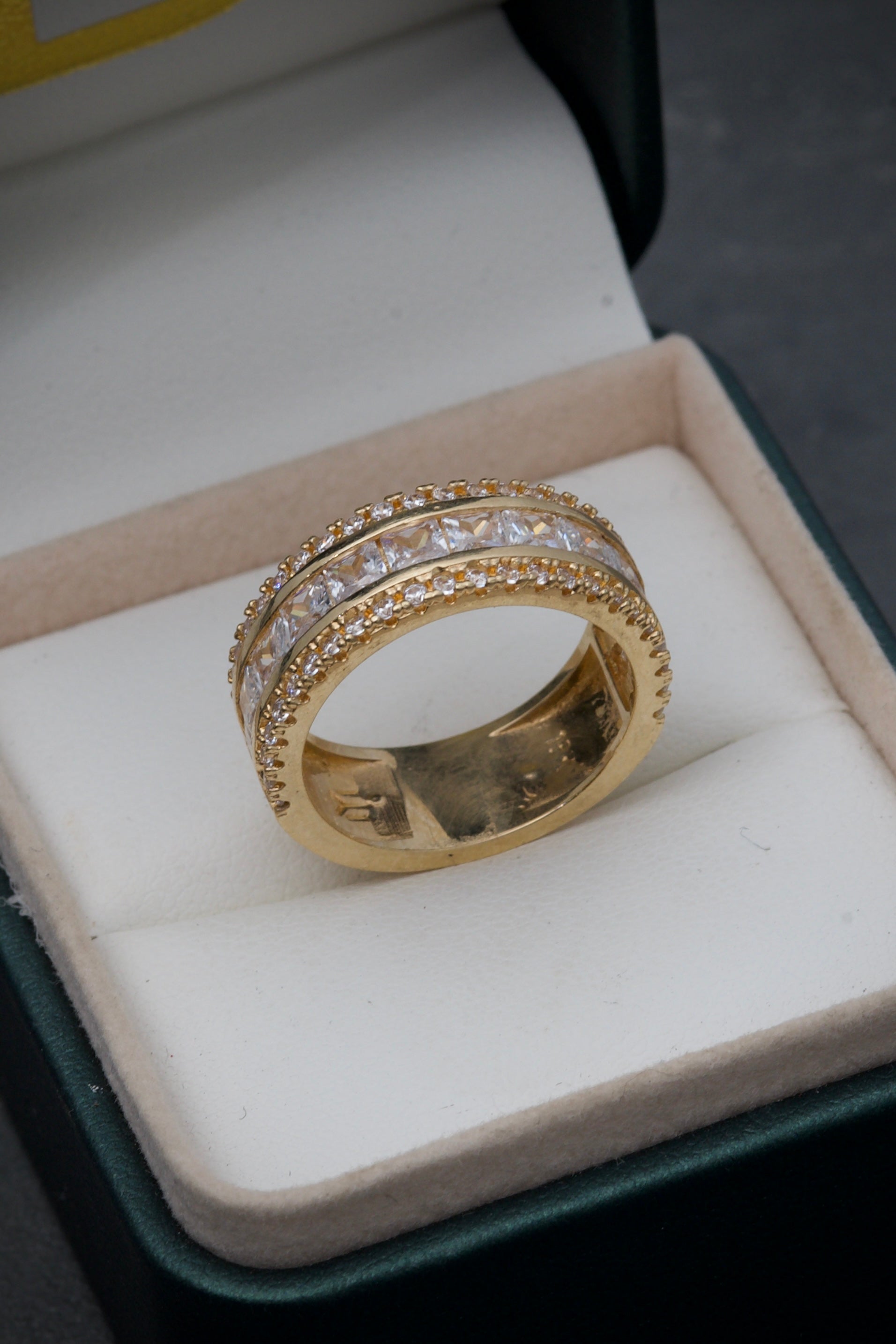 Argolla con swarovki blanco 8gr / Talla: 6 3/4 Oro Amarillo Nac M
