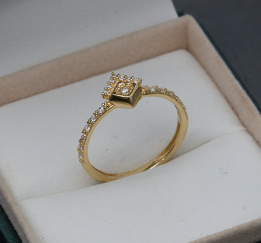 Anillo piramide con swarovski blanco 1.7gr / Oro Amarillo Nac M