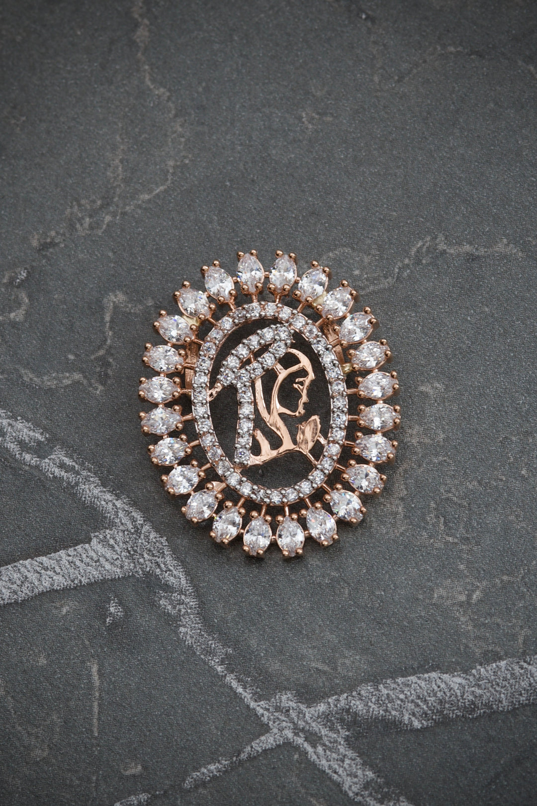 Dije virgen maria con swarovski blanco 2.9gr / Largo 2.7cm — Oro Rosado