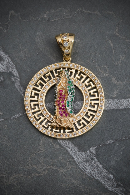 Dije virgen de guadalupe con swarovski blanco verde y fucsia 7.65gr / Largo 3.7cm / Oro Amarillo Nac M