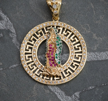 Dije virgen de guadalupe con swarovski blanco verde y fucsia 7.65gr / 3.5cm / Oro Amarillo Nac M