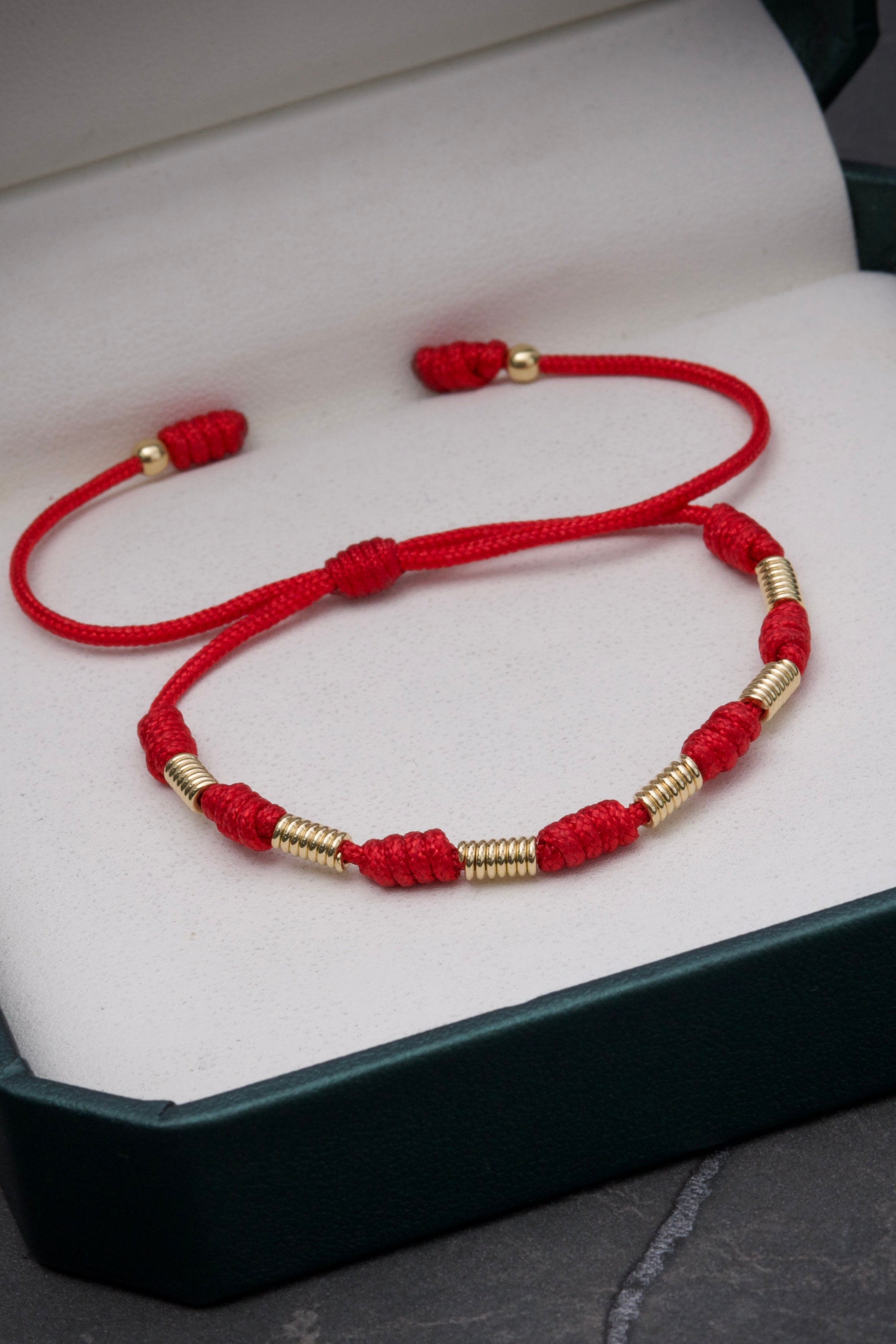 Pulsera en hilo rojo con herrajes resorte 2.15gr / Oro Amarillo (Joya) M
