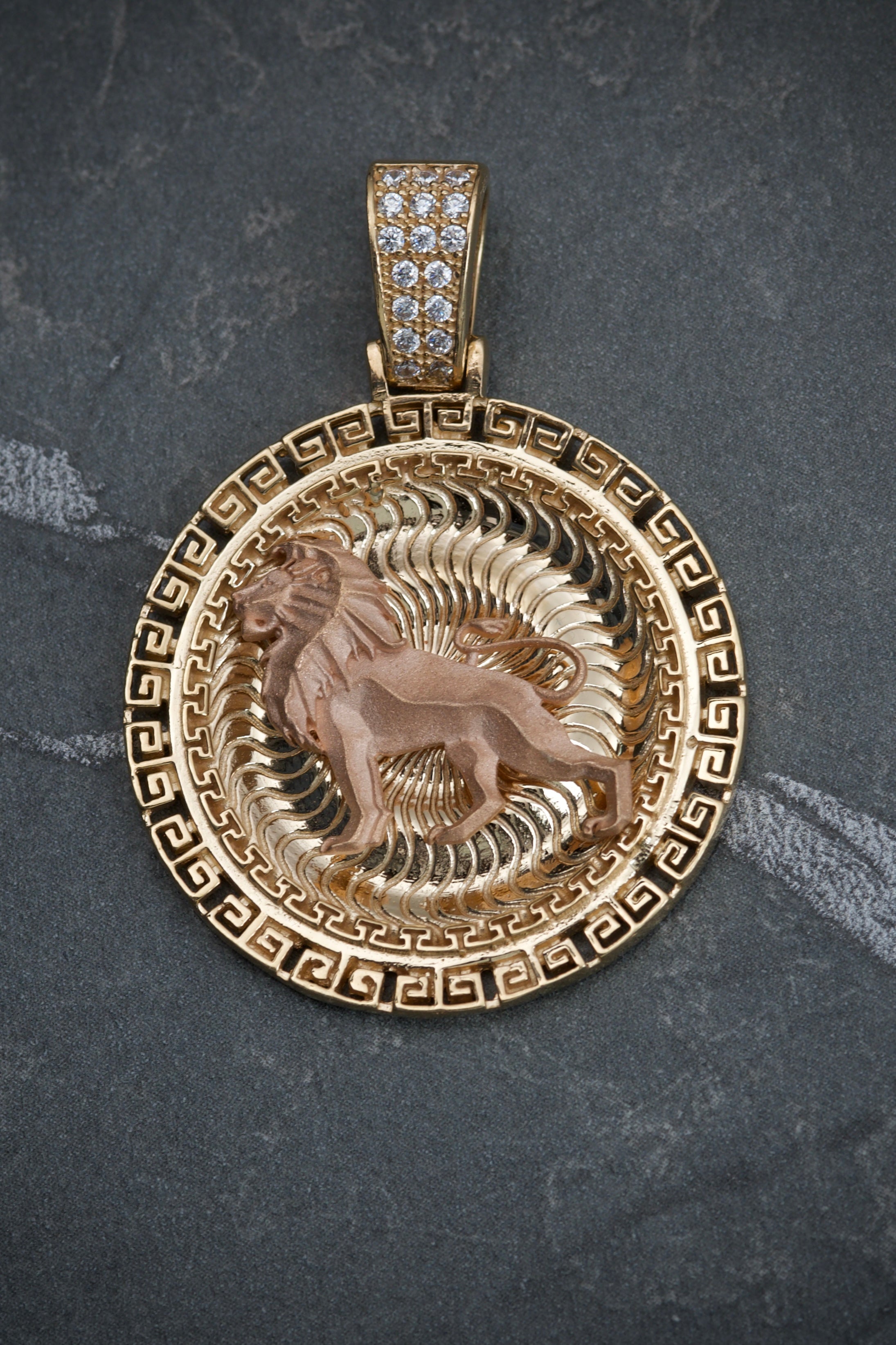 Dije de medalla de leon  13.35gr / 4cm / Dos Oros Nac M