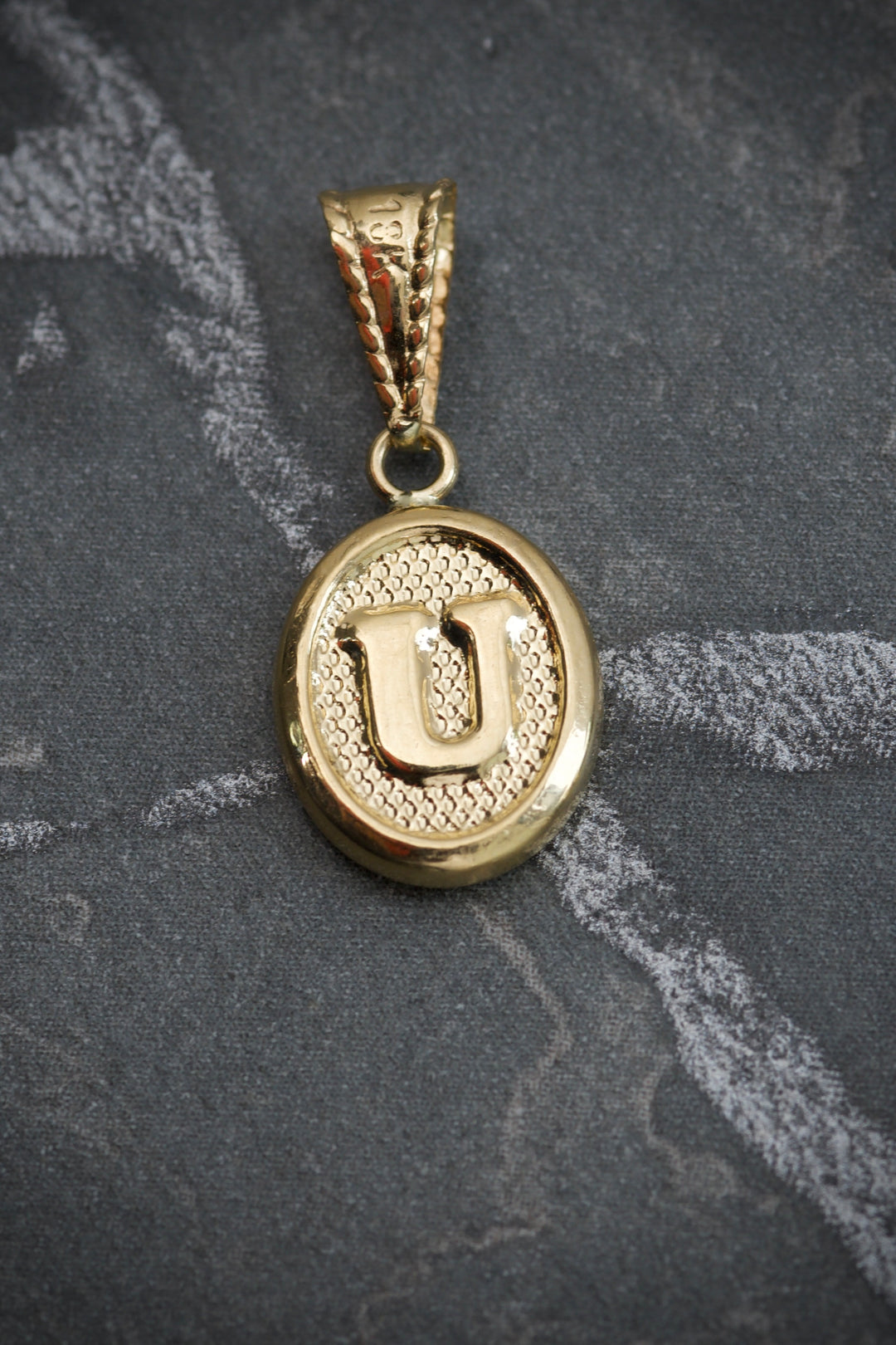 Dije De Letra U 0.5gr / Largo 2.0cm — Oro Amarillo